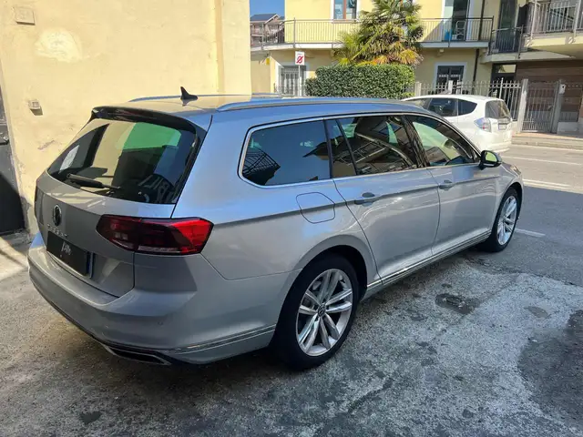 Volkswagen Passat view 5