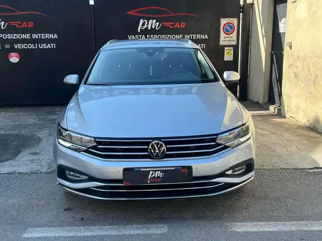 Volkswagen Passat view 3