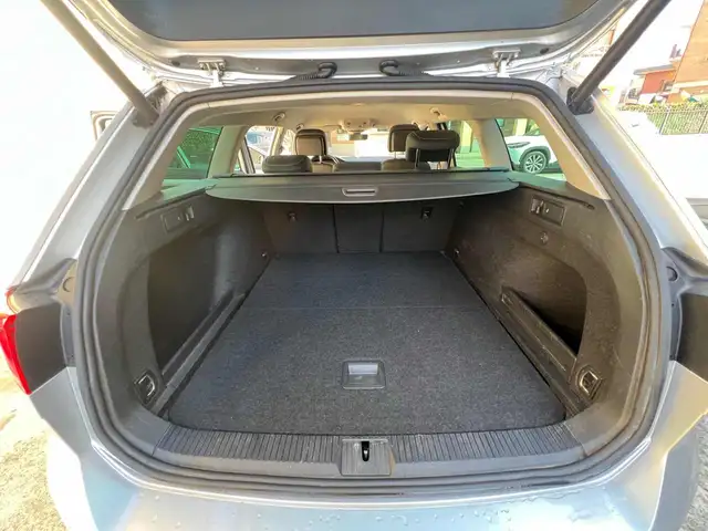 Volkswagen Passat view 14