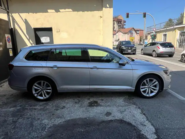 Volkswagen Passat view 4