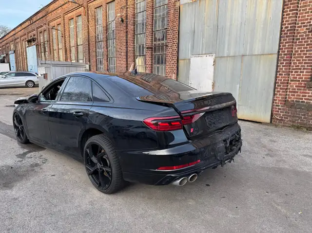 Audi S8 4.0 TFSI quattro Brandschaden von Außen Leder