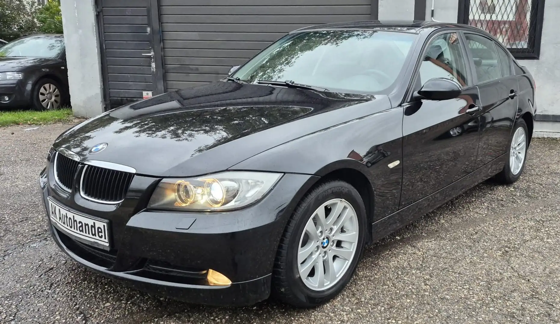 BMW 320 d Lim. Aut. Volleder Schiebedach Navi Klima Zwart - 1