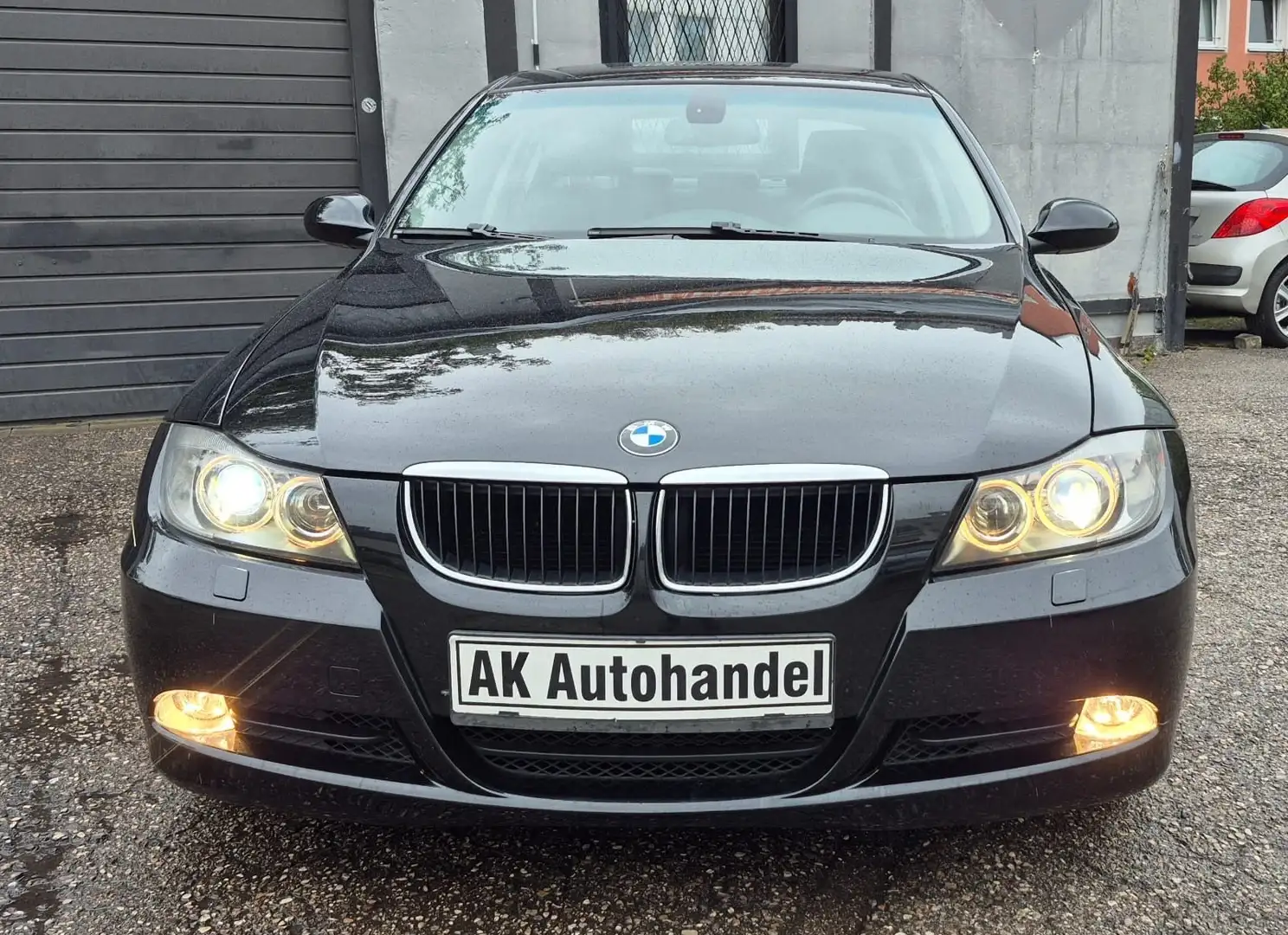 BMW 320 d Lim. Aut. Volleder Schiebedach Navi Klima Zwart - 2