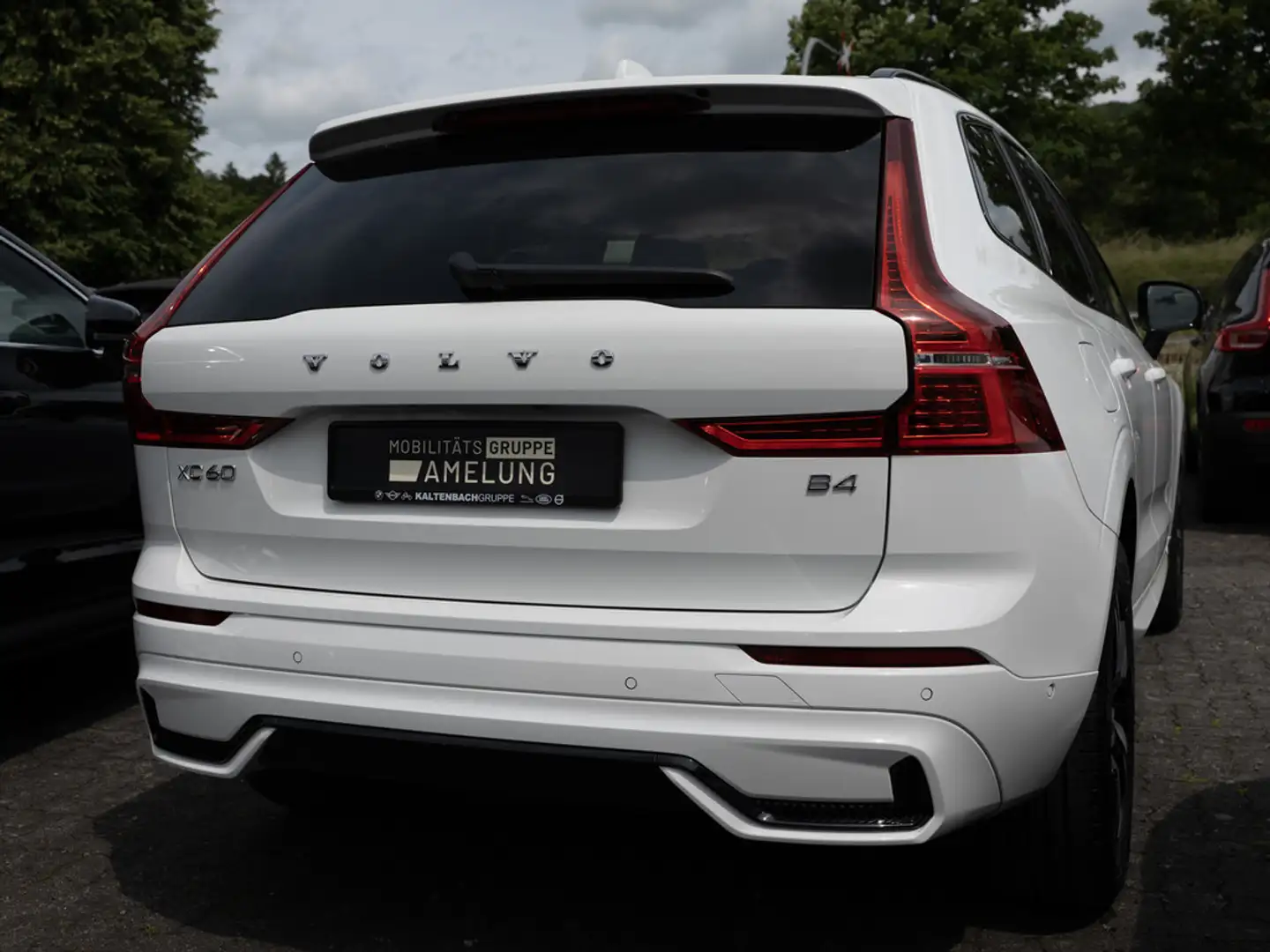 Volvo XC60 B4 R-Design NAVI W-LAN LED 360° FACEL. Weiß - 2