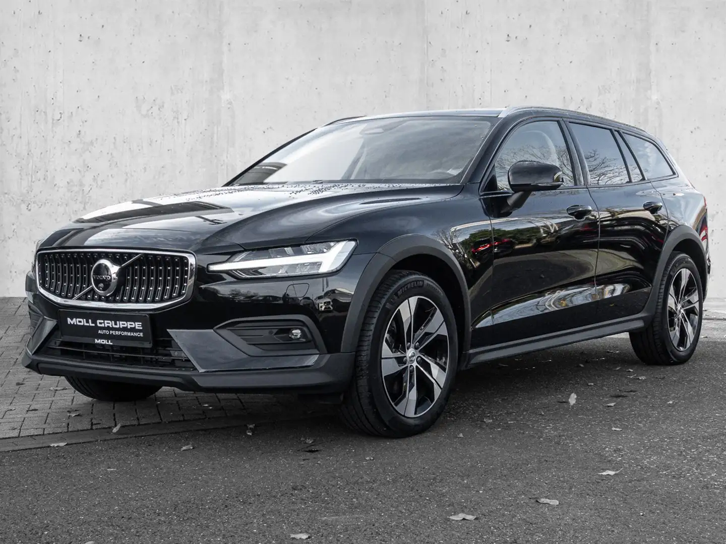 Volvo V60 Cross Country B4 AWD Ultimate AHK Pano 360Grad Schwarz - 2