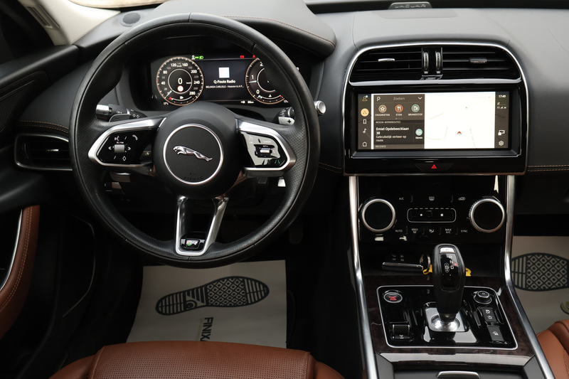 Jaguar XE XE 2.0 D MHEV AWD D200 R-Dynamic S ACC Garantie* — photo 5