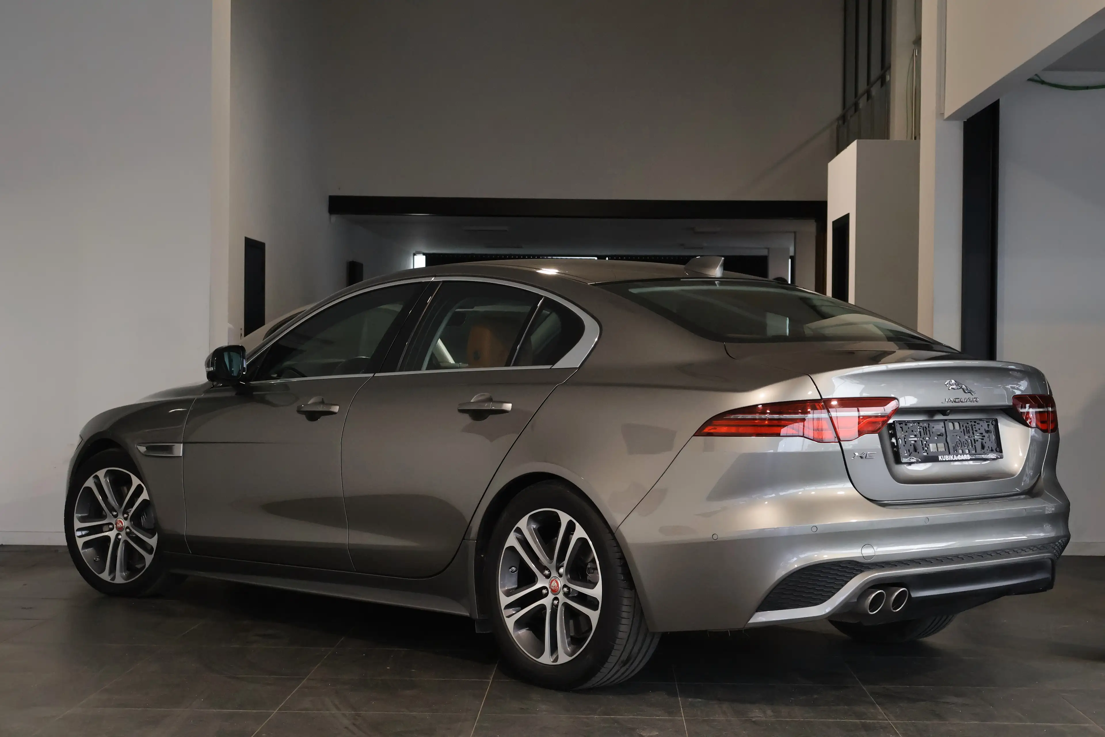 Jaguar XE XE 2.0 D MHEV AWD D200 R-Dynamic S ACC Garantie* — photo 2