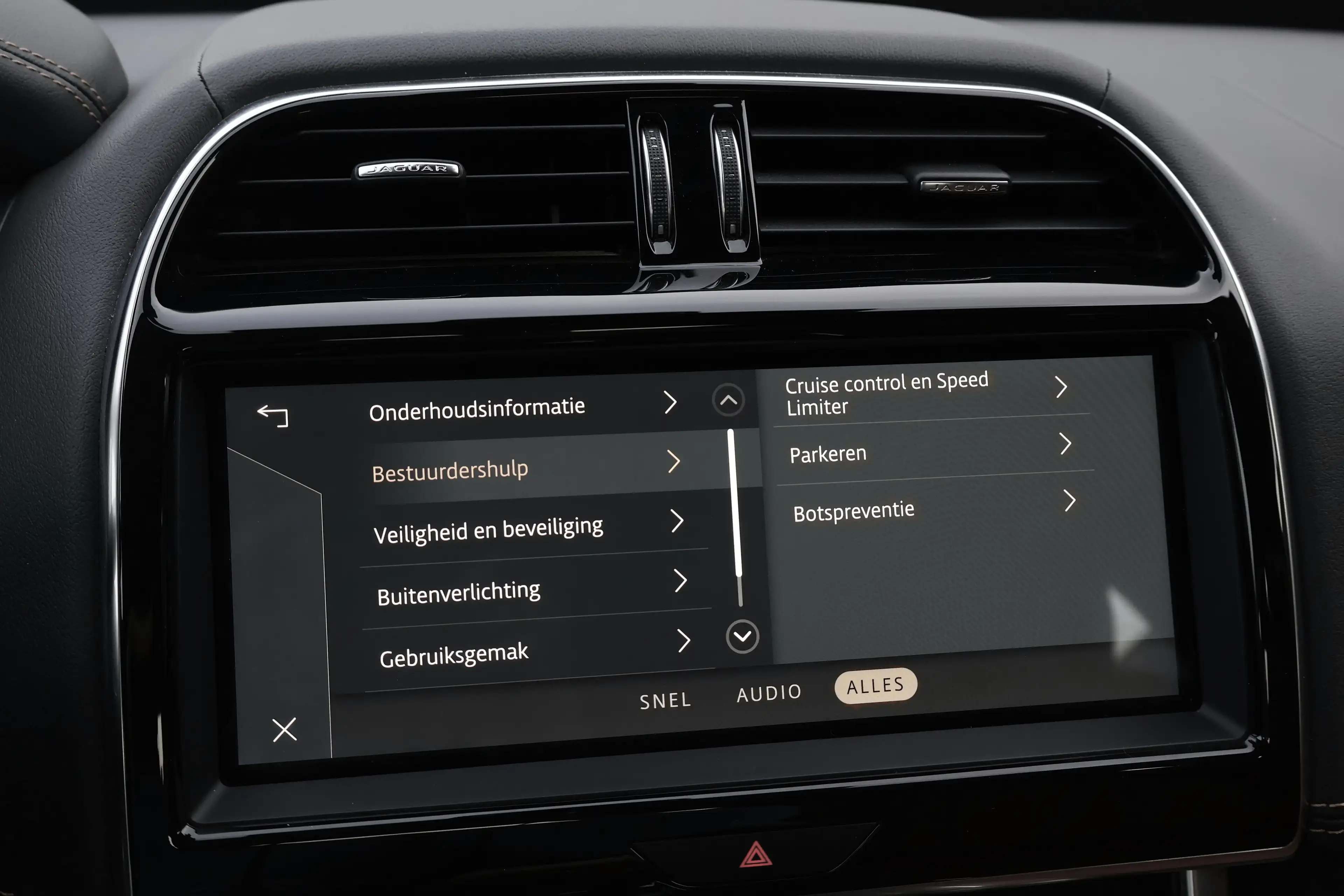 Jaguar XE XE 2.0 D MHEV AWD D200 R-Dynamic S ACC Garantie* — photo 13