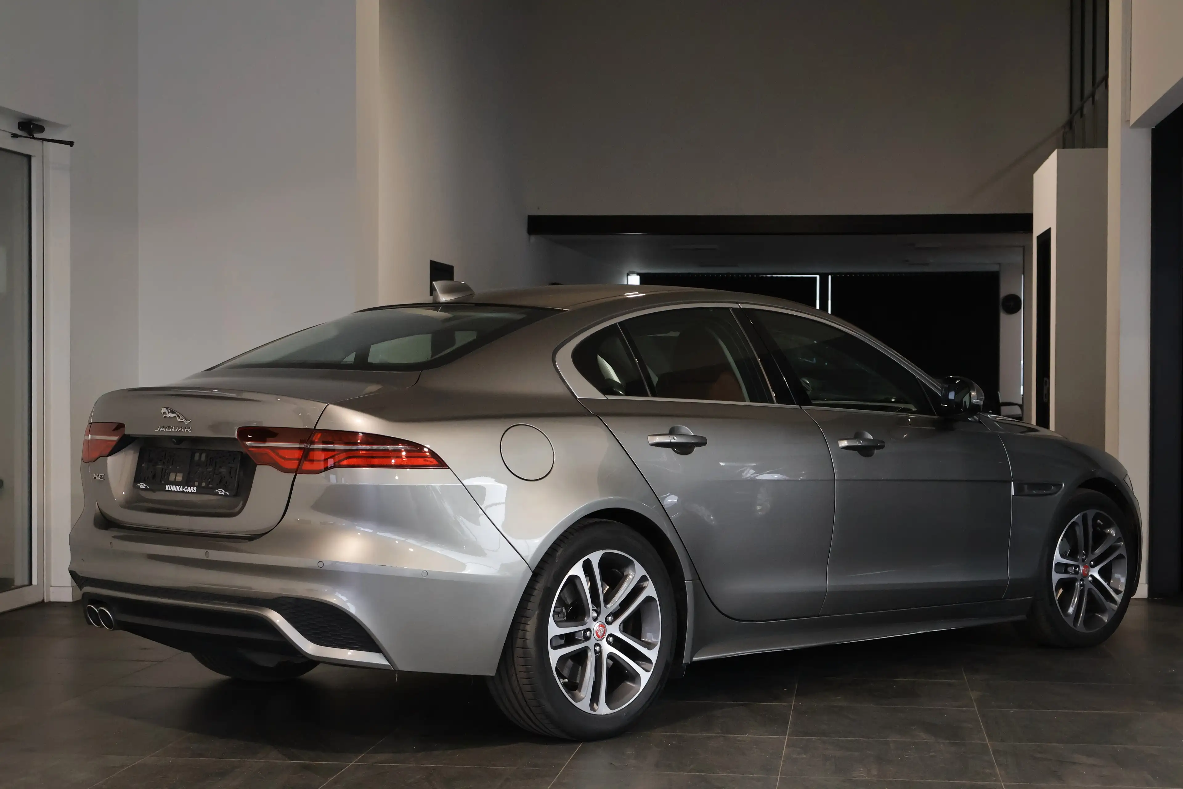 Jaguar XE XE 2.0 D MHEV AWD D200 R-Dynamic S ACC Garantie* — photo 4