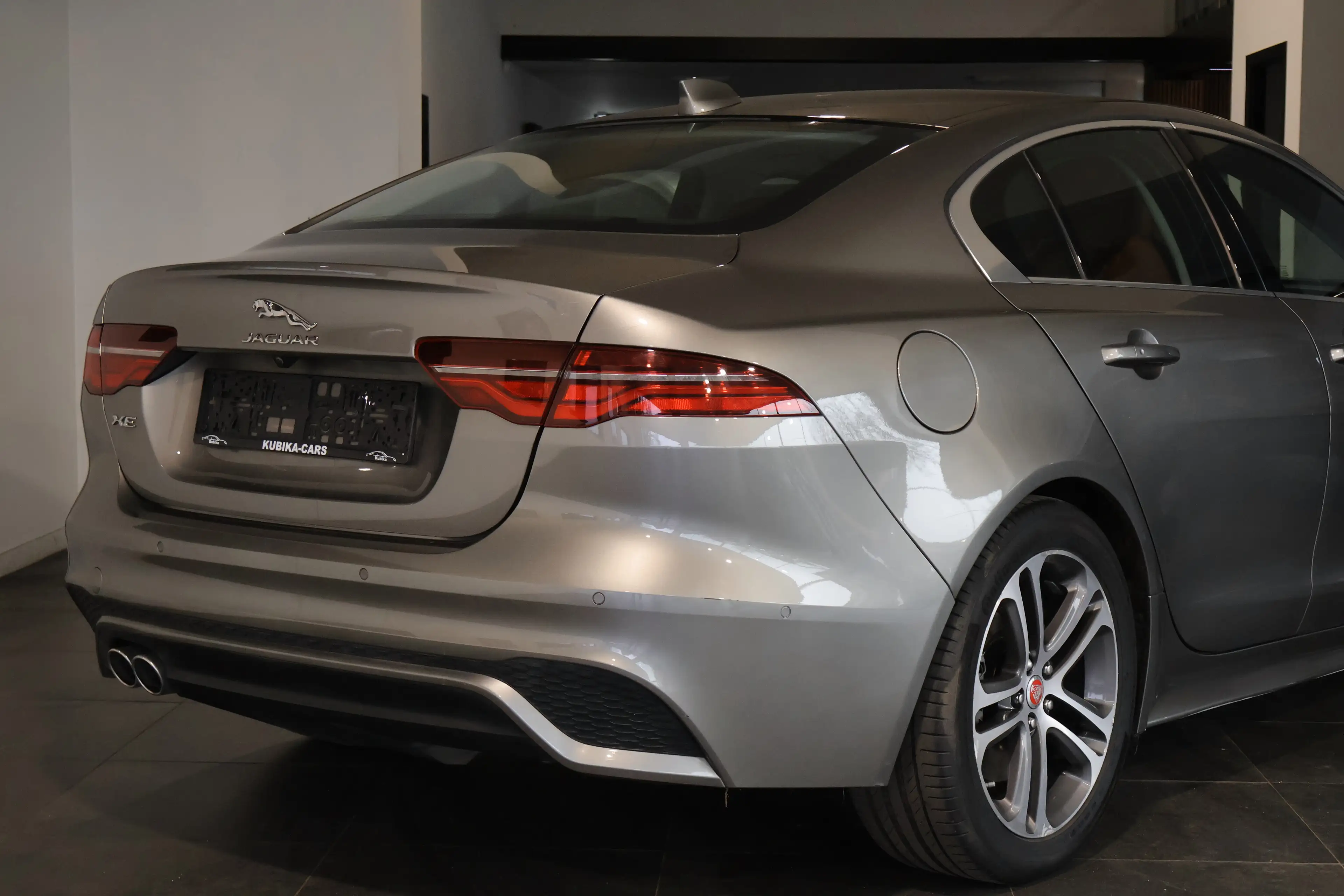 Jaguar XE XE 2.0 D MHEV AWD D200 R-Dynamic S ACC Garantie* — photo 3