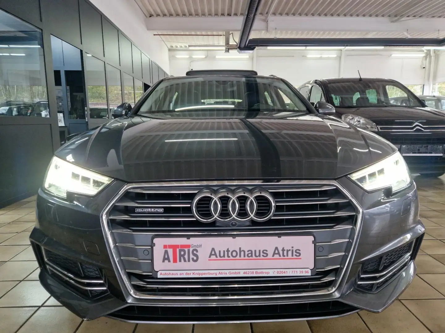Audi A4 Avant Quattro S-Line Grau - 1