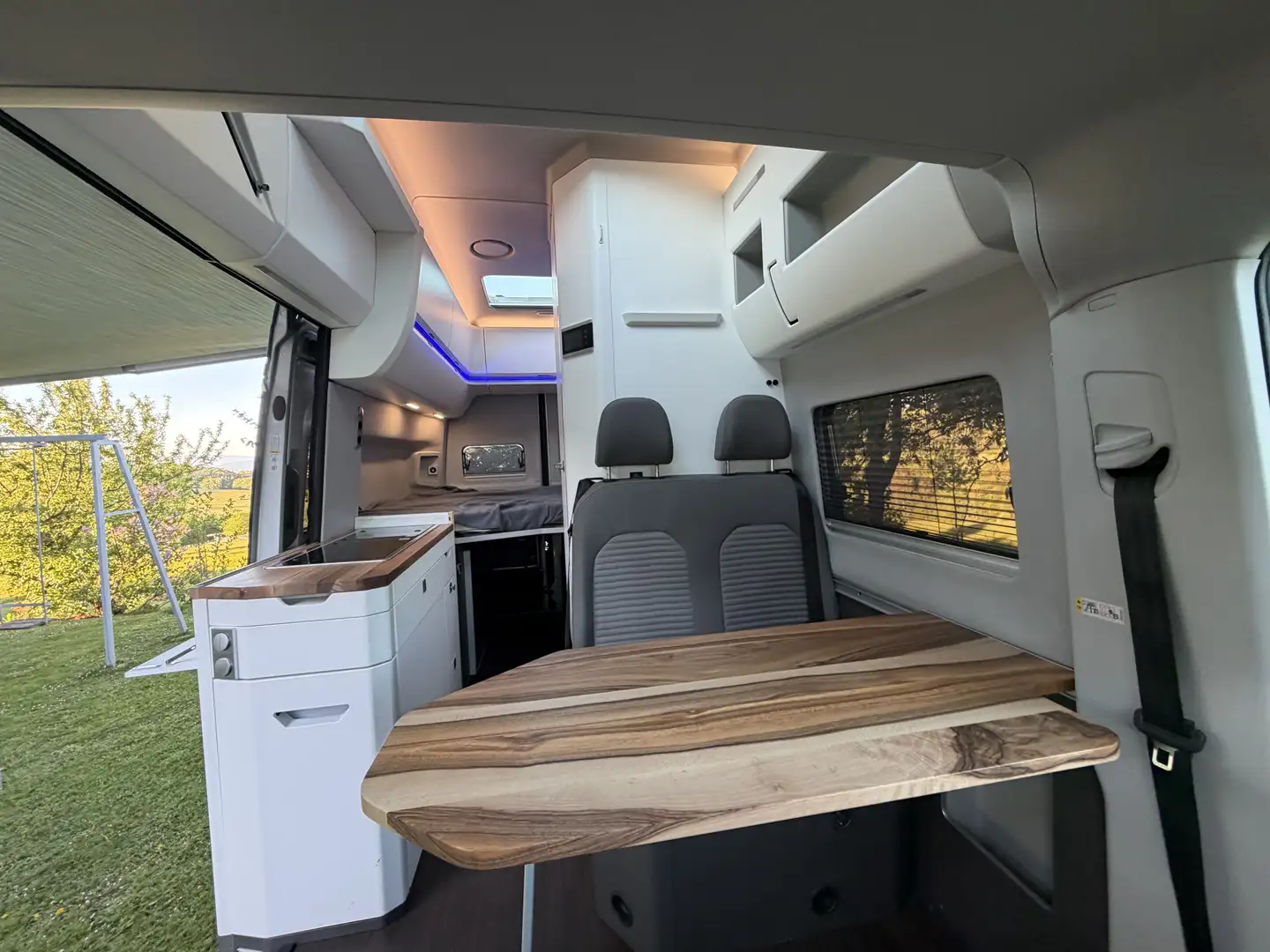 Volkswagen Crafter Grand California 600 Silber - 2