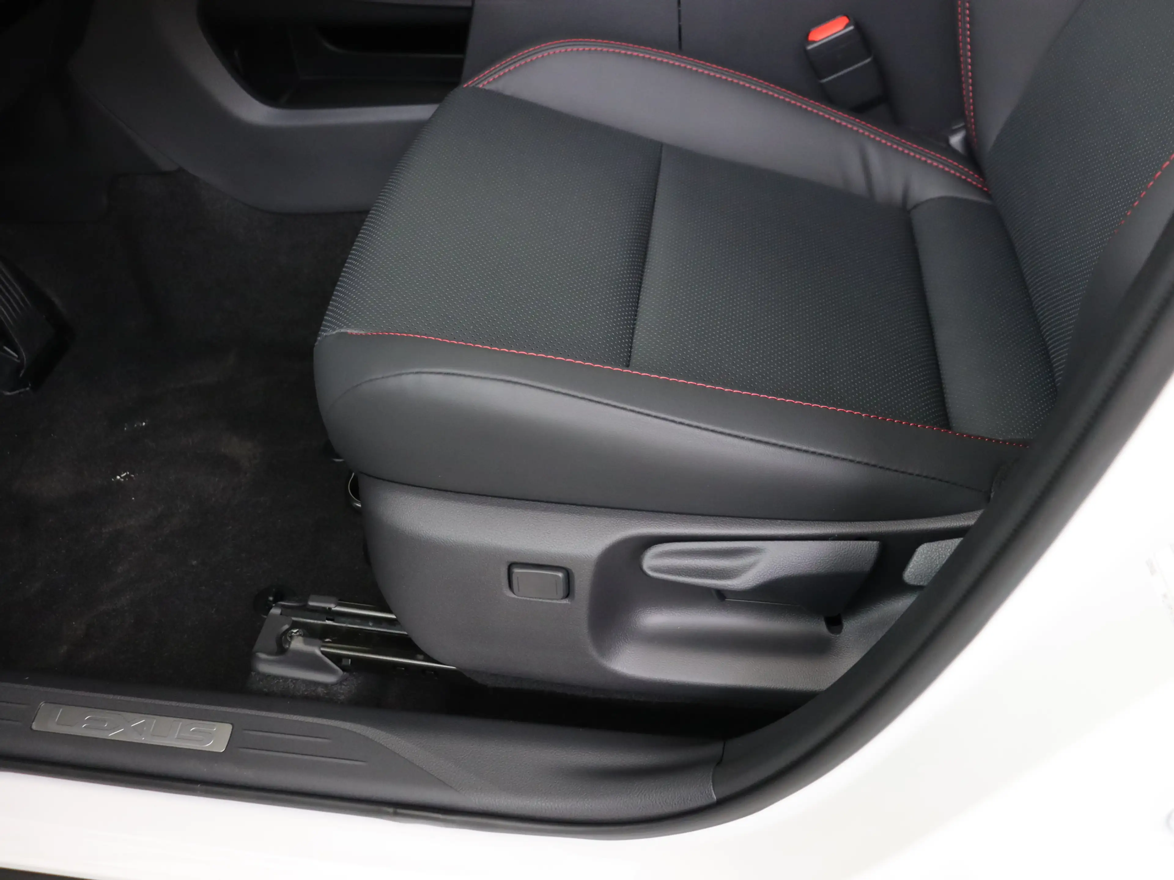 Lexus LBX Emotion 2WD |Mark Levinson | 360 Camera | Head Up — photo 11