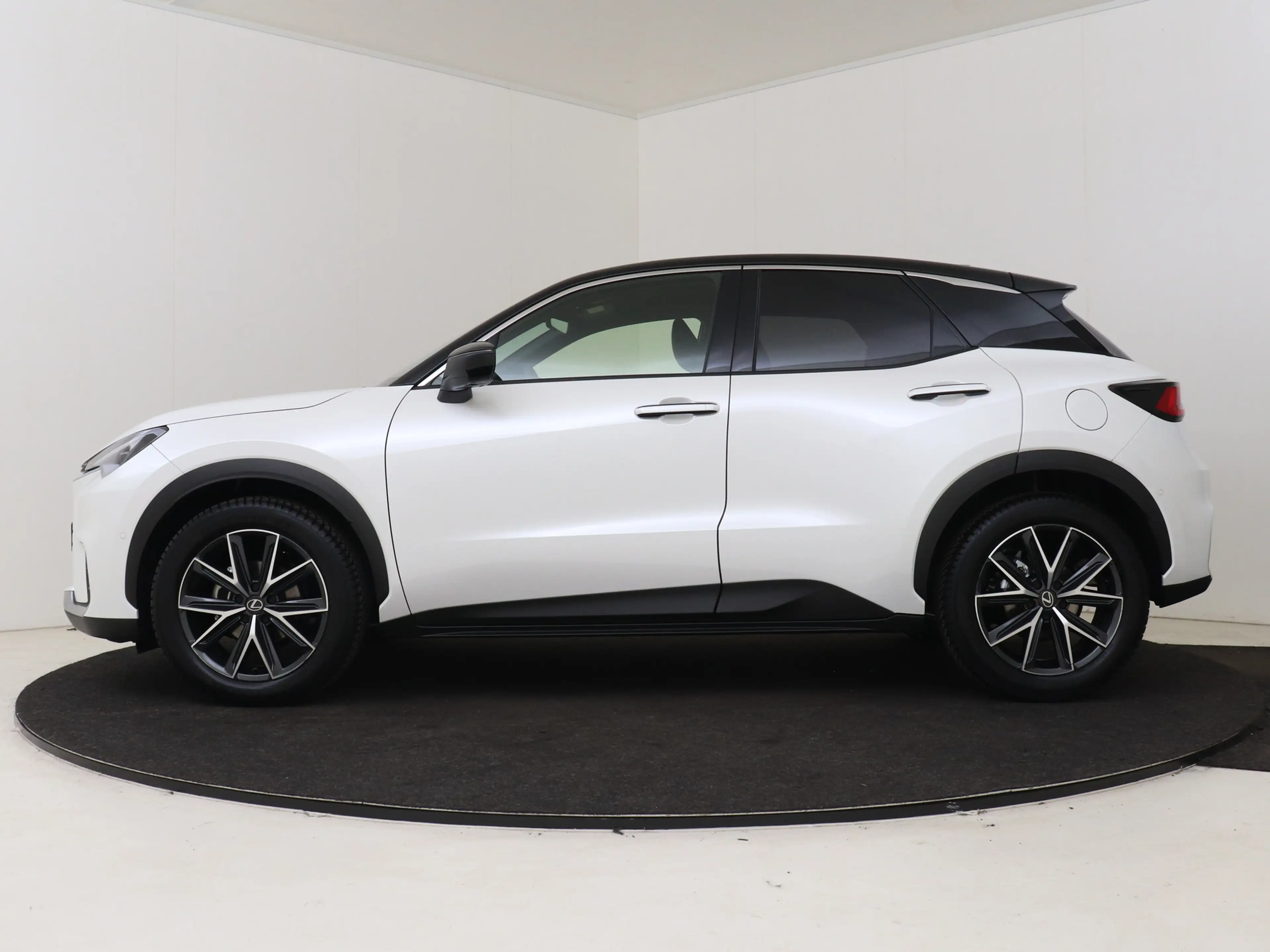 Lexus LBX Emotion 2WD |Mark Levinson | 360 Camera | Head Up — photo 3