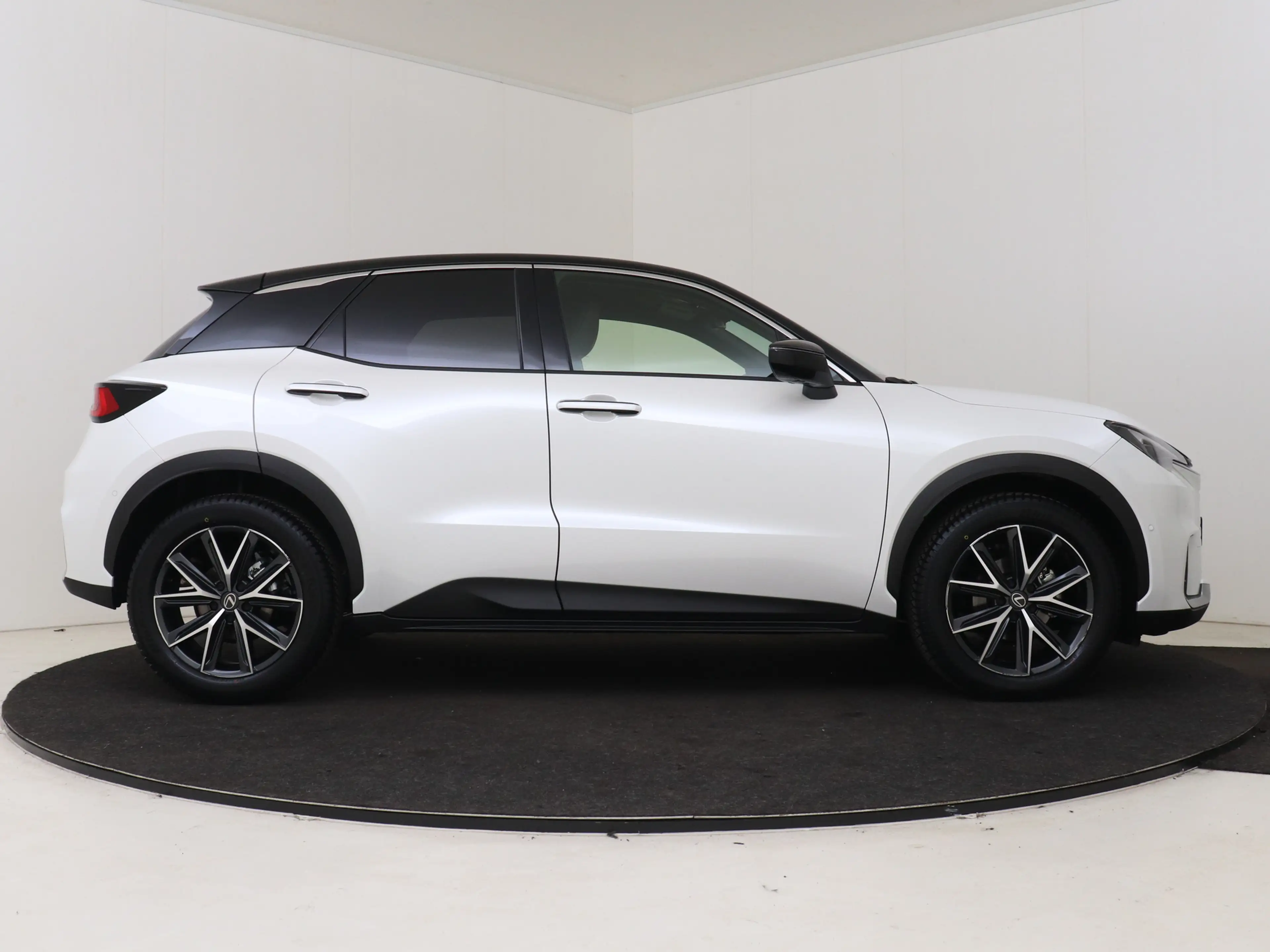 Lexus LBX Emotion 2WD |Mark Levinson | 360 Camera | Head Up — photo 14