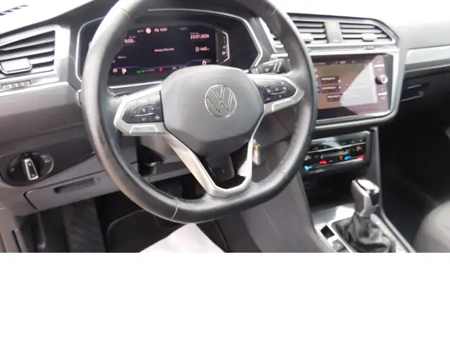 Volkswagen Tiguan Allspace view 8