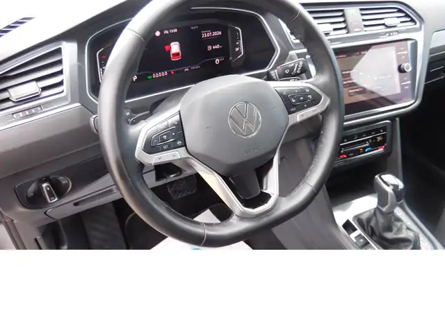 Volkswagen Tiguan Allspace view 9