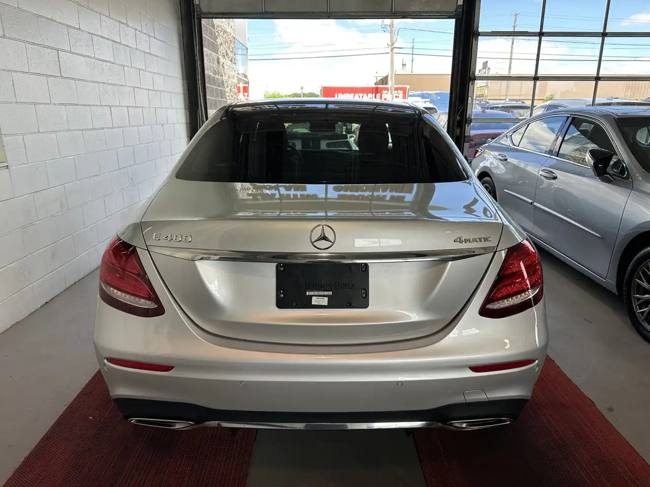 Mercedes-Benz E-Class снимка Mercedes-Benz E-Class
