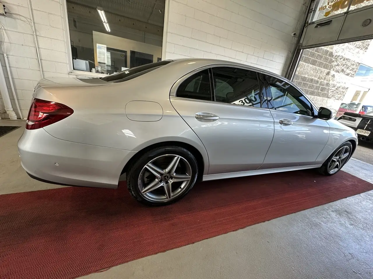 Mercedes-Benz E-Class снимка Mercedes-Benz E-Class