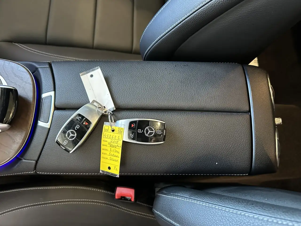 Mercedes-Benz E-Class снимка Mercedes-Benz E-Class