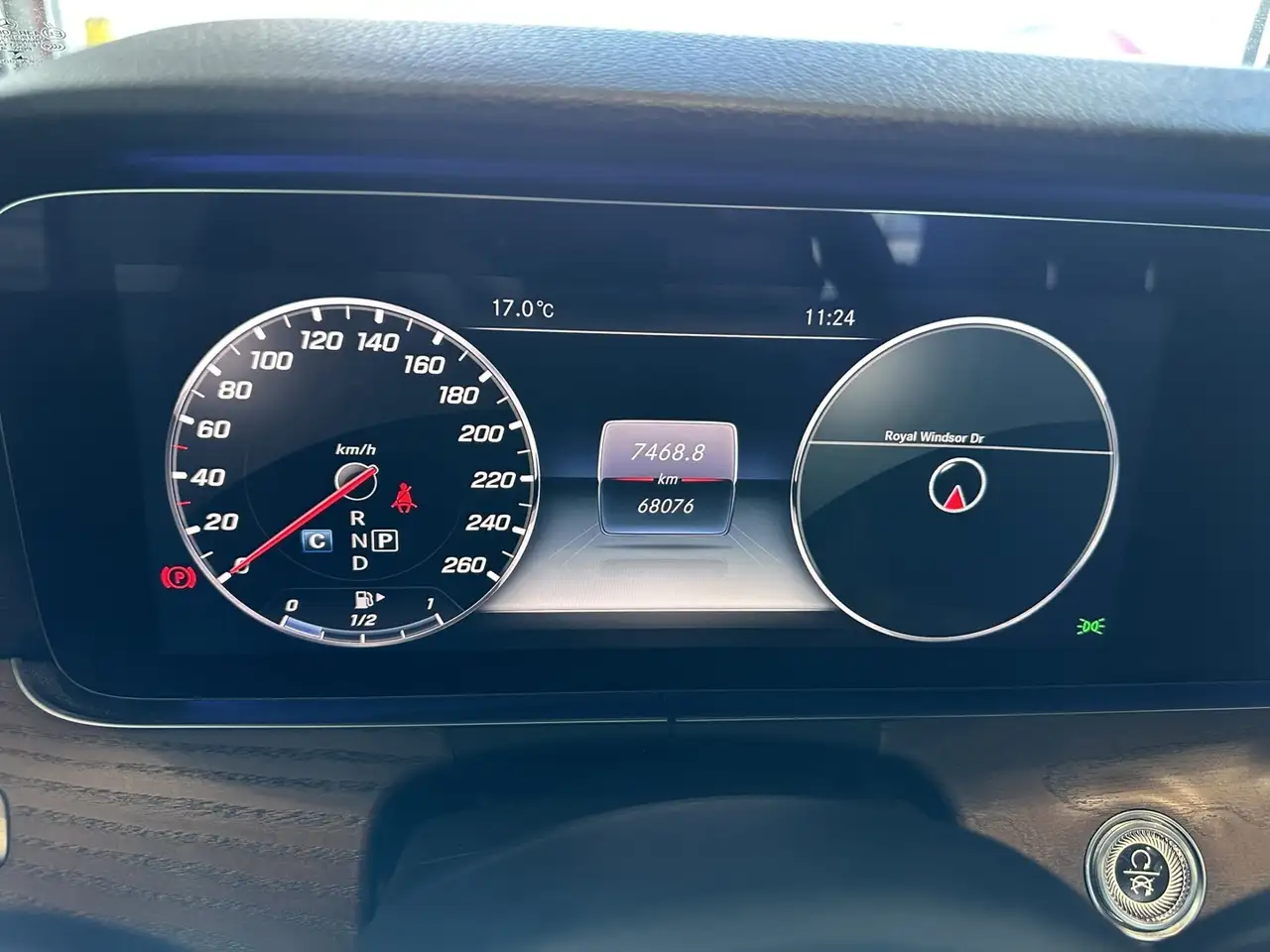 Mercedes-Benz E-Class снимка Mercedes-Benz E-Class