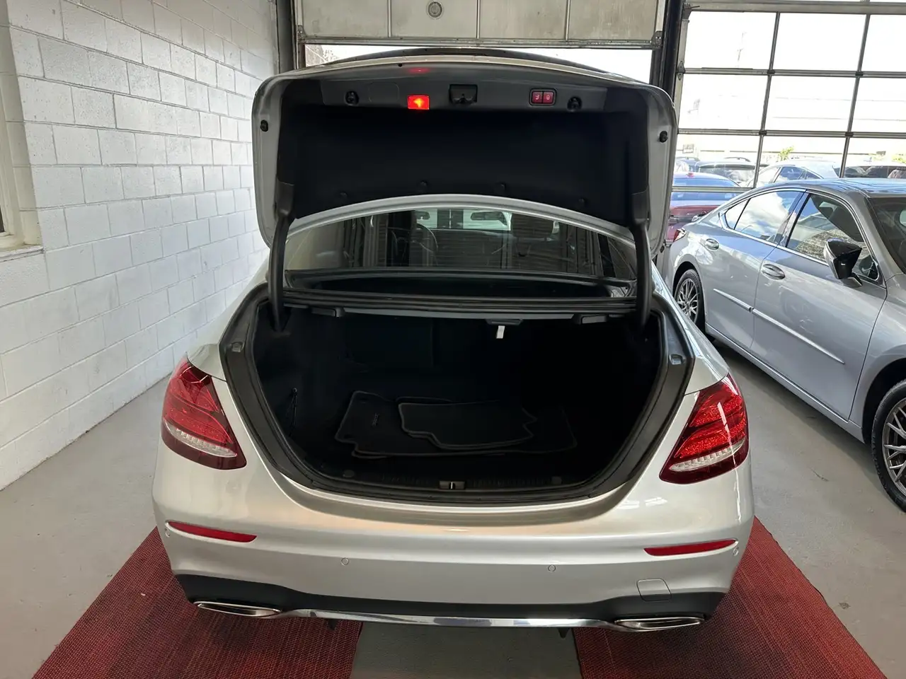Mercedes-Benz E-Class снимка Mercedes-Benz E-Class