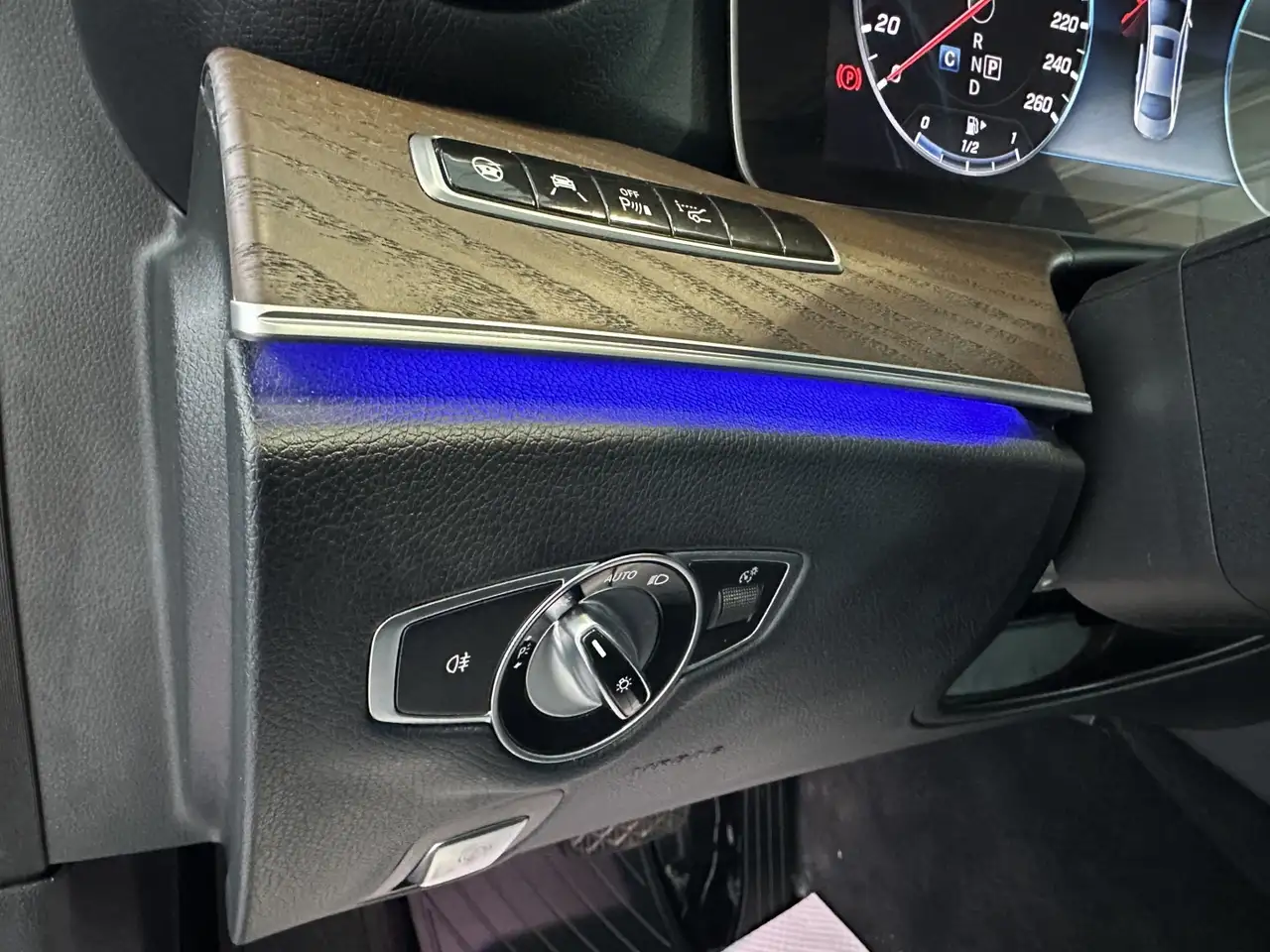Mercedes-Benz E-Class снимка Mercedes-Benz E-Class