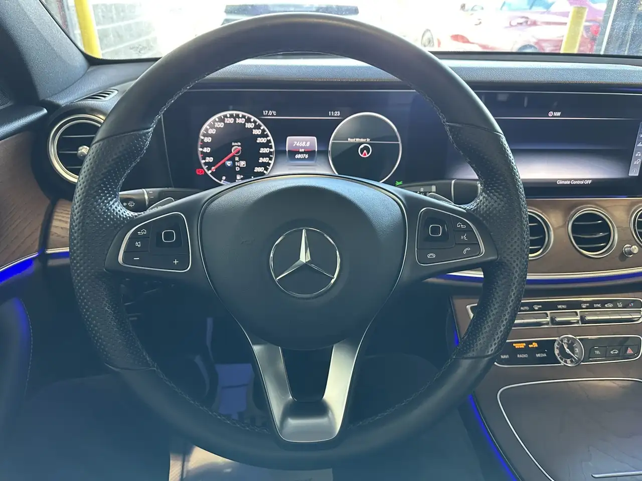 Mercedes-Benz E-Class снимка Mercedes-Benz E-Class