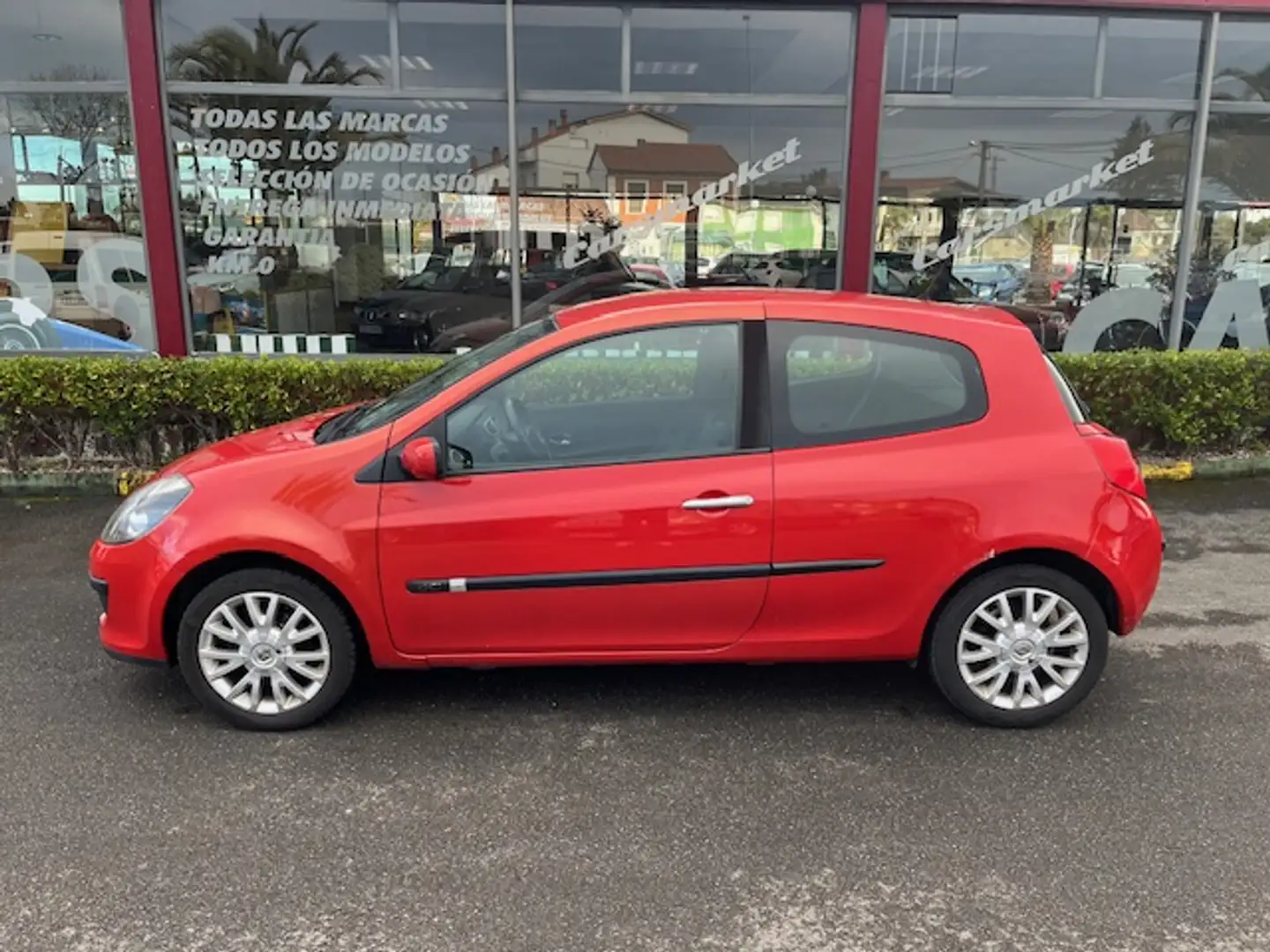 Renault Clio 1.5DCI Confort Dynamique iMusic 105 Rot - 2