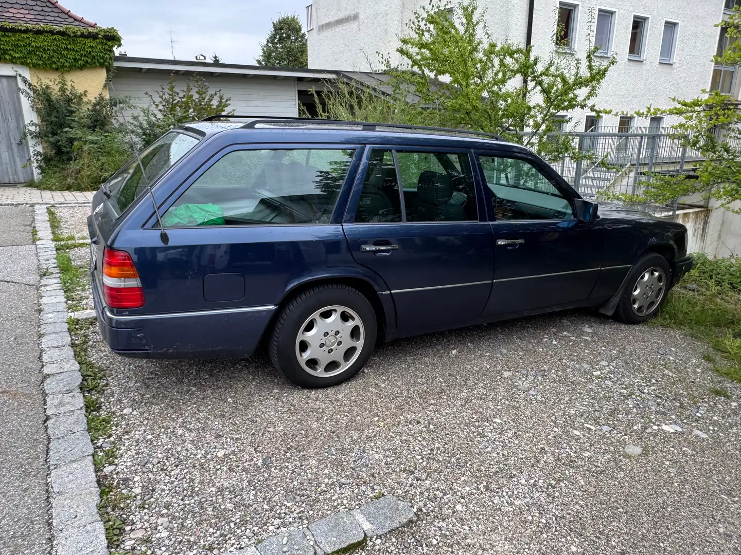 Mercedes-Benz 220 W124 Blau - 2