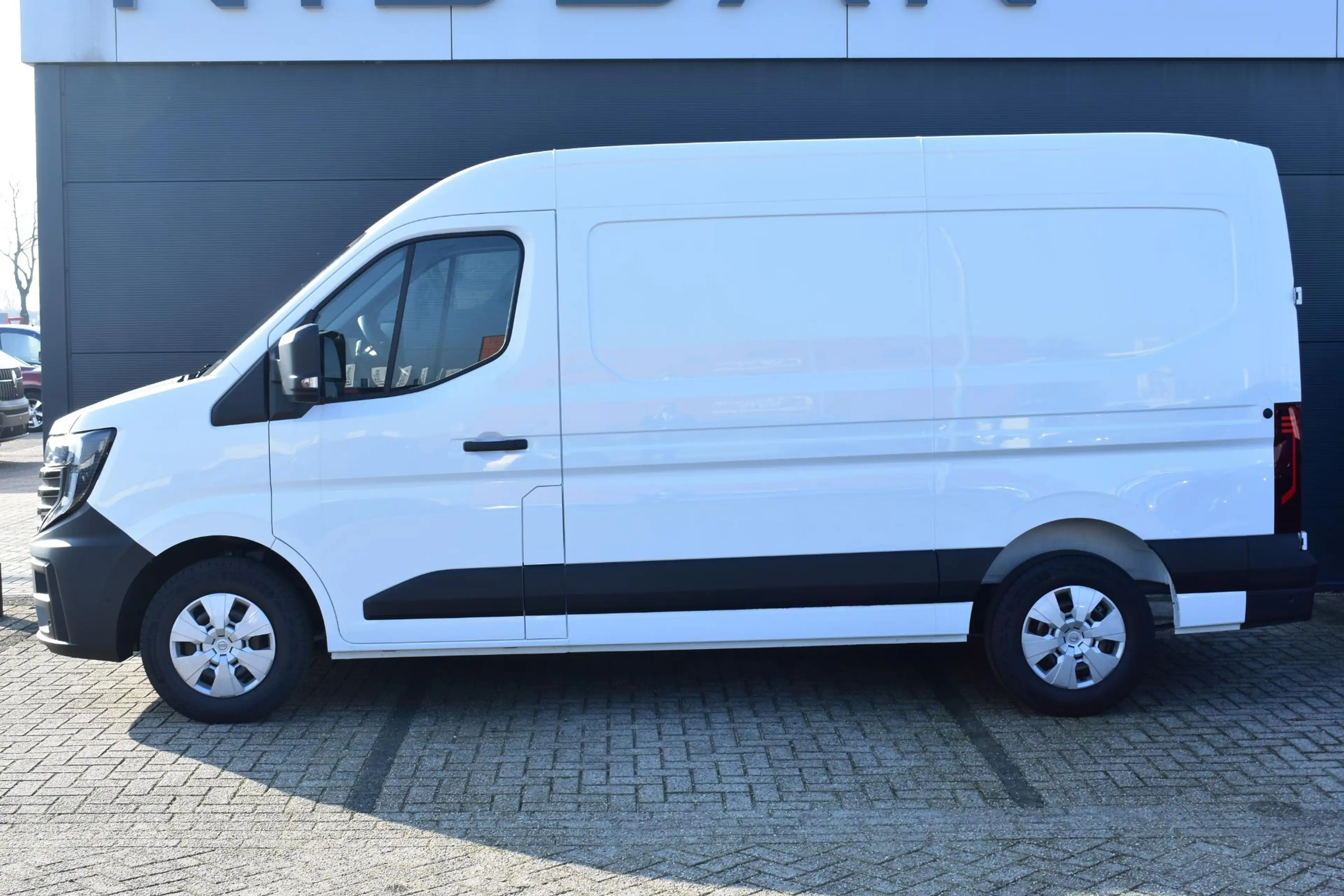 Nissan Interstar Interstar-e L2H2 Limited 87 kWh 140PK | Parkeersen — photo 5