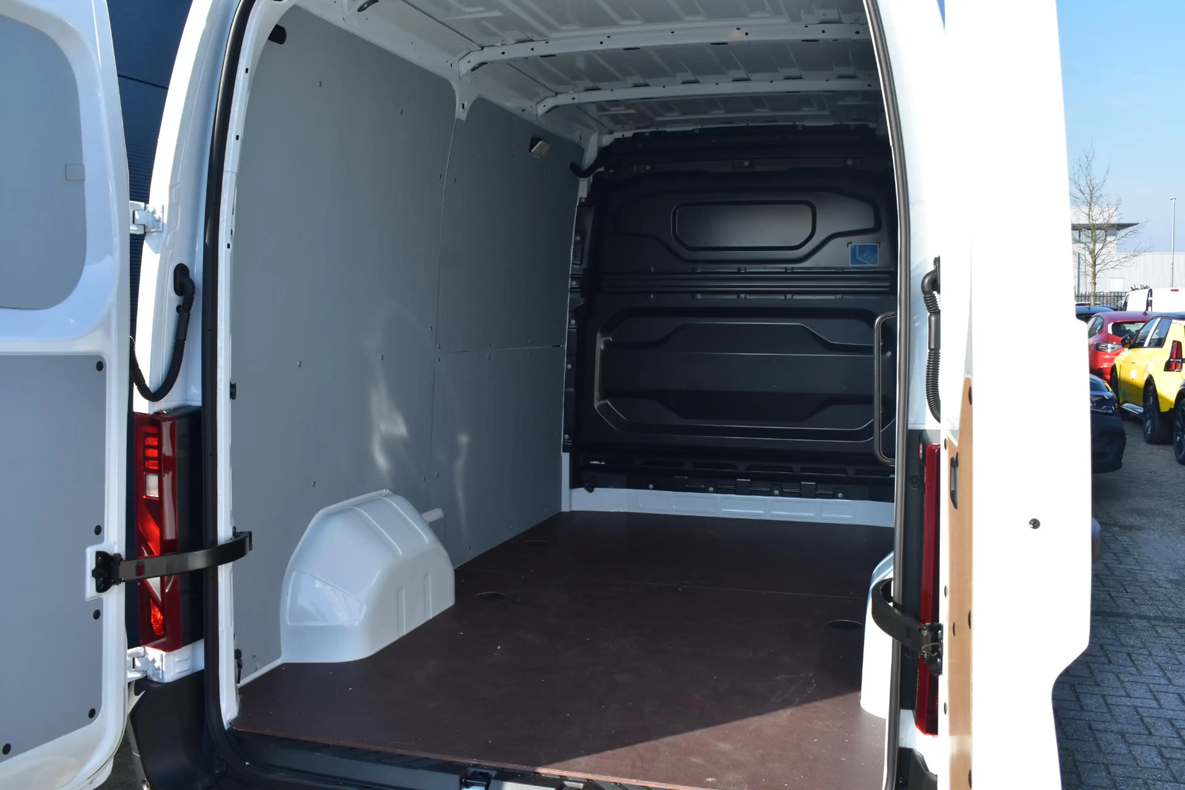 Nissan Interstar Interstar-e L2H2 Limited 87 kWh 140PK | Parkeersen — photo 8