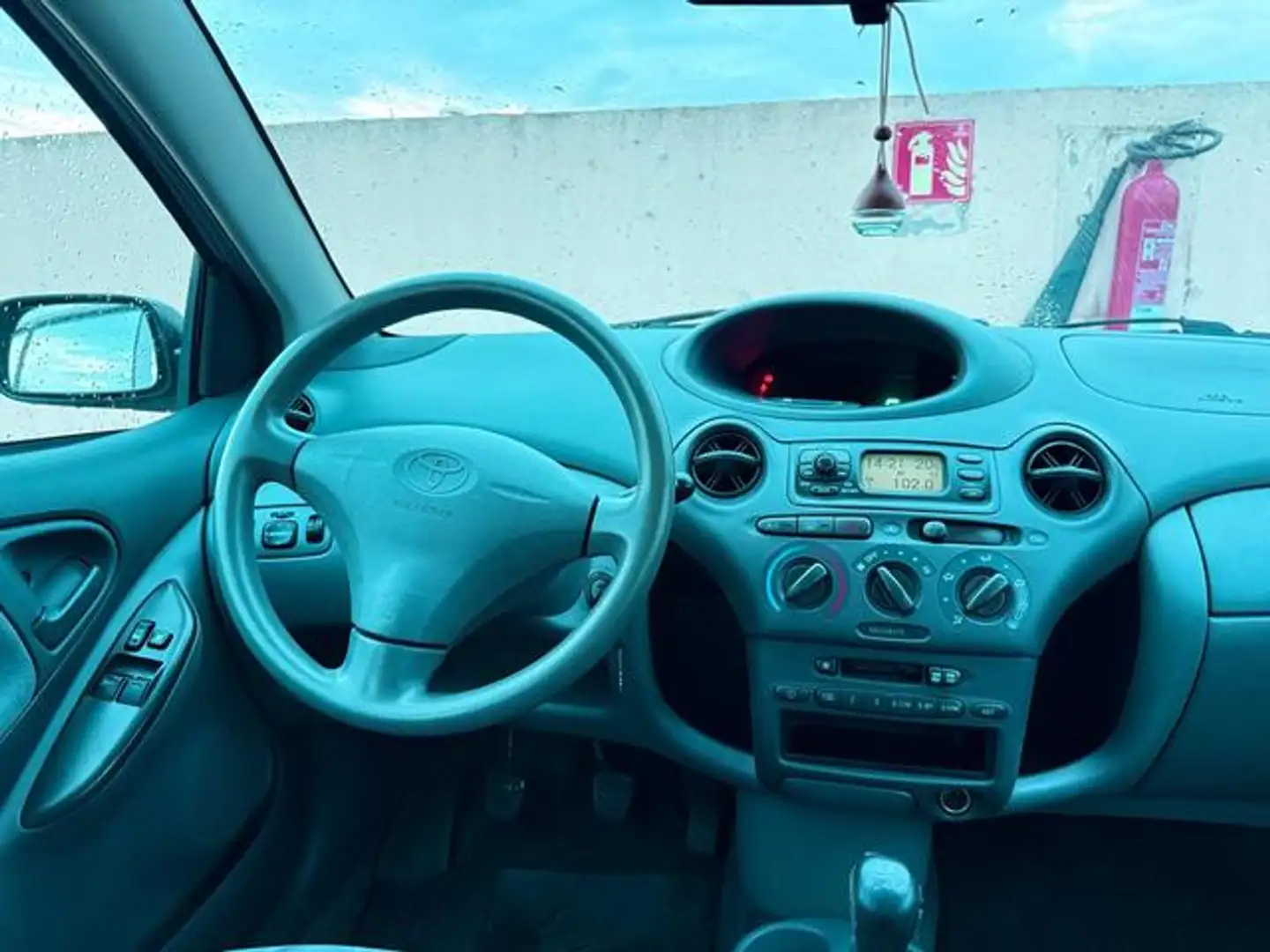 Toyota Yaris 1.0 Luna Plateado - 2