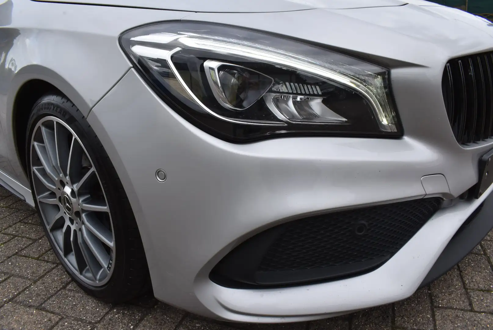 Mercedes-Benz CLA 200 d Pack AMG Pano / GPS / Led ***12M GARANTIE*** Argent - 2