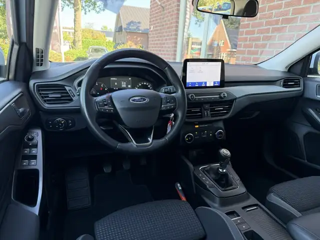 Ford Focus view 3