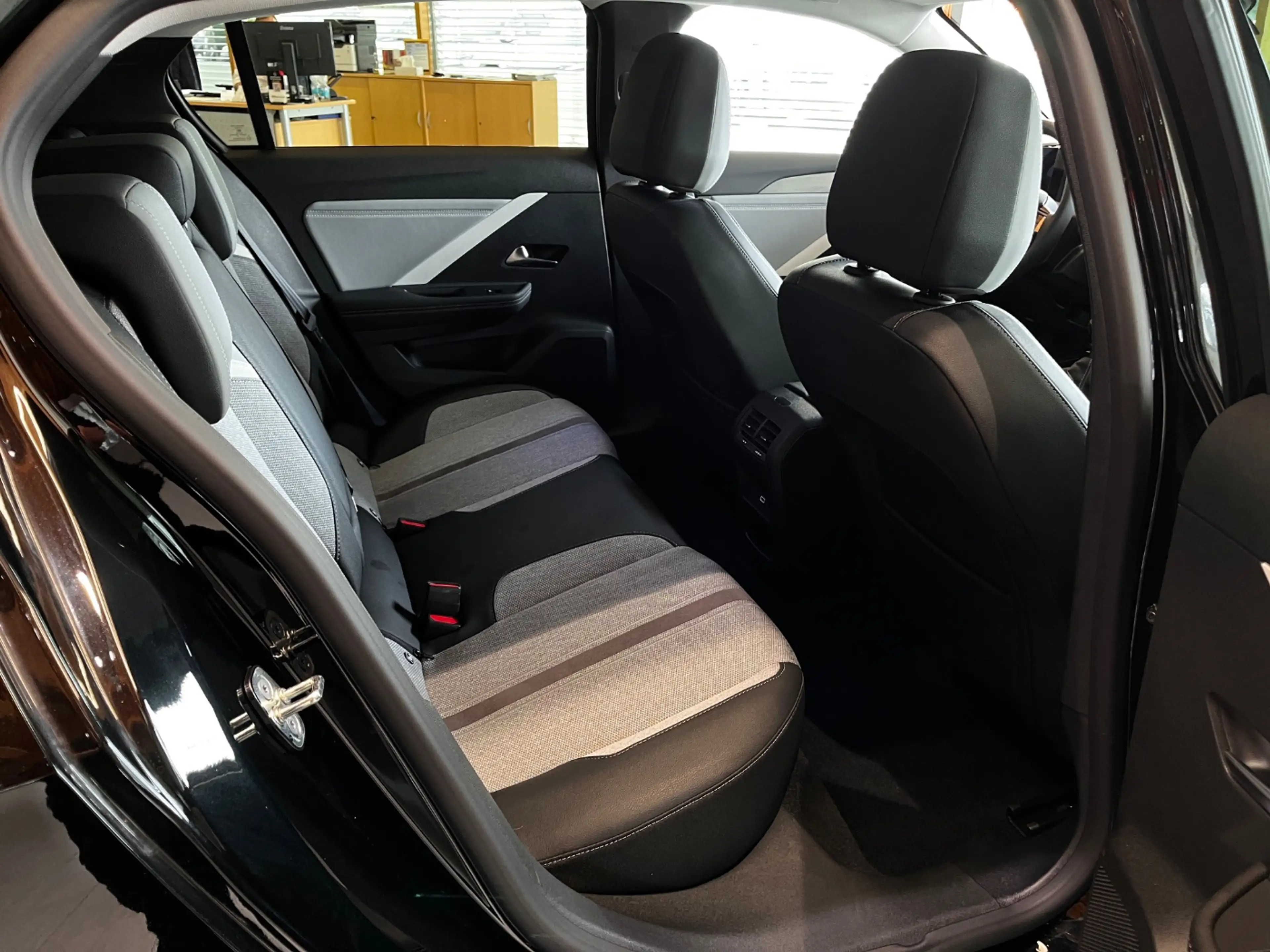 Opel Astra L 1.2 Turbo Elegance LED+Navi+2xKlima — photo 15