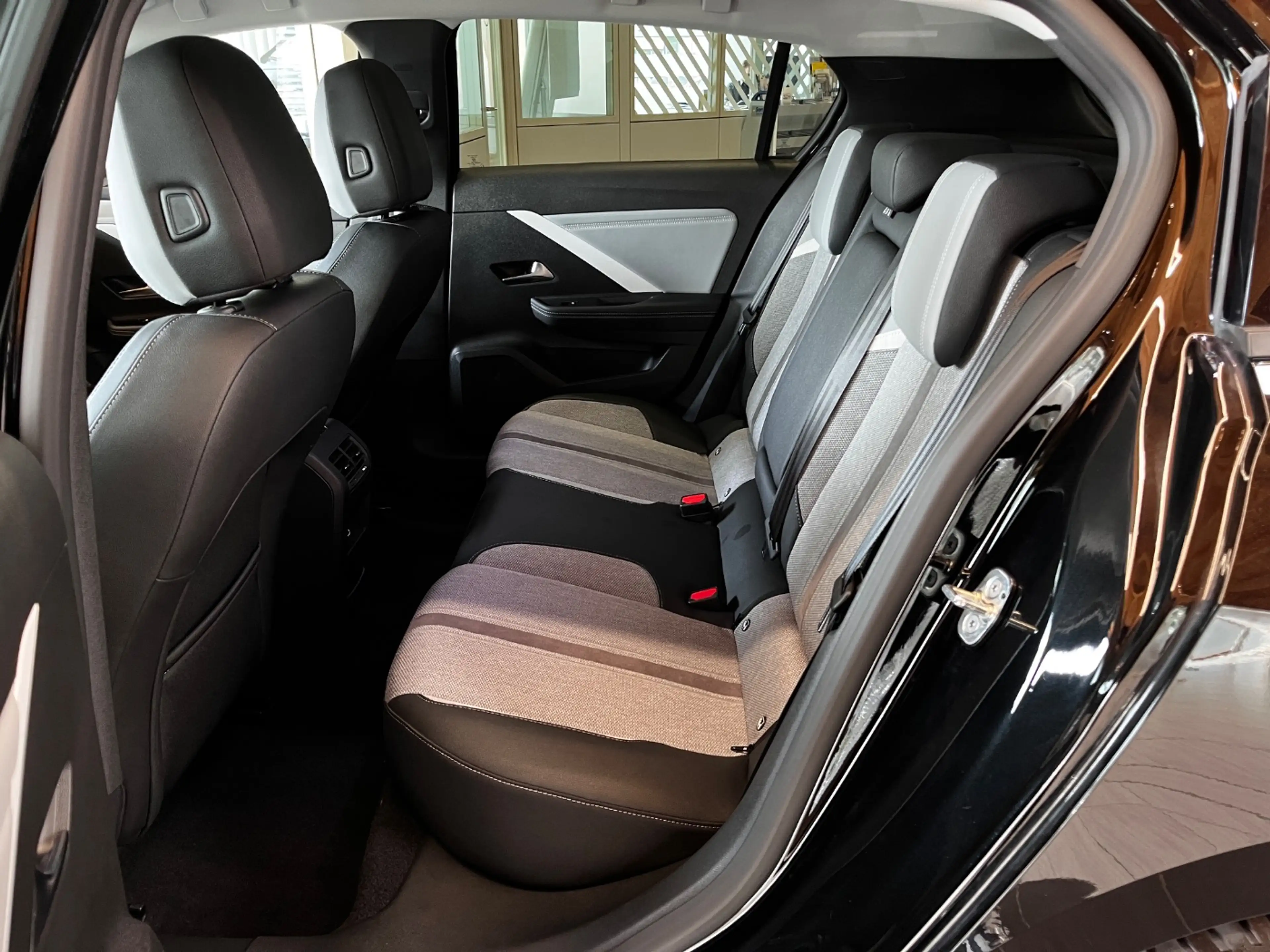Opel Astra L 1.2 Turbo Elegance LED+Navi+2xKlima — photo 14