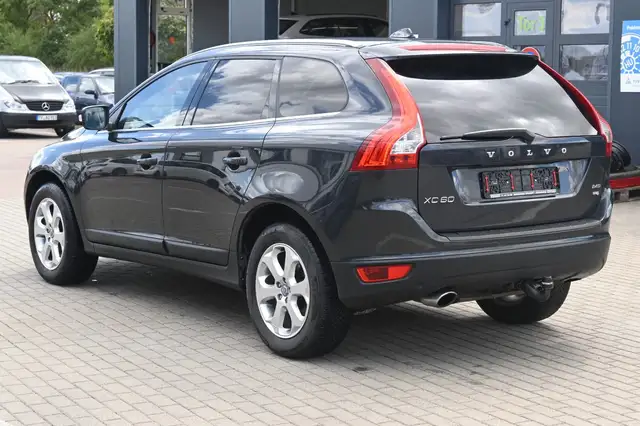 Volvo XC60 view 3