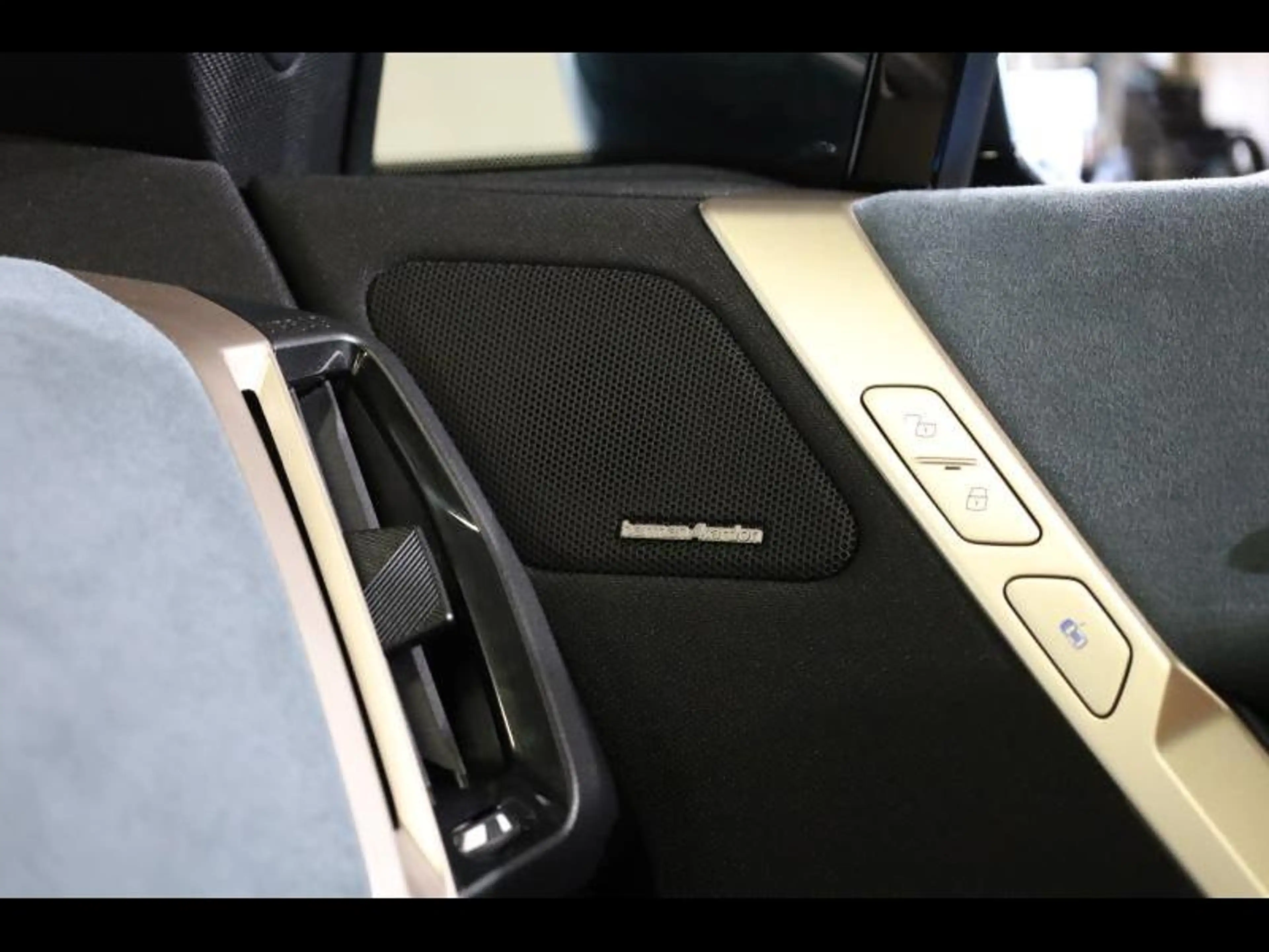 BMW iX xDrive40 Kit Sport — photo 15
