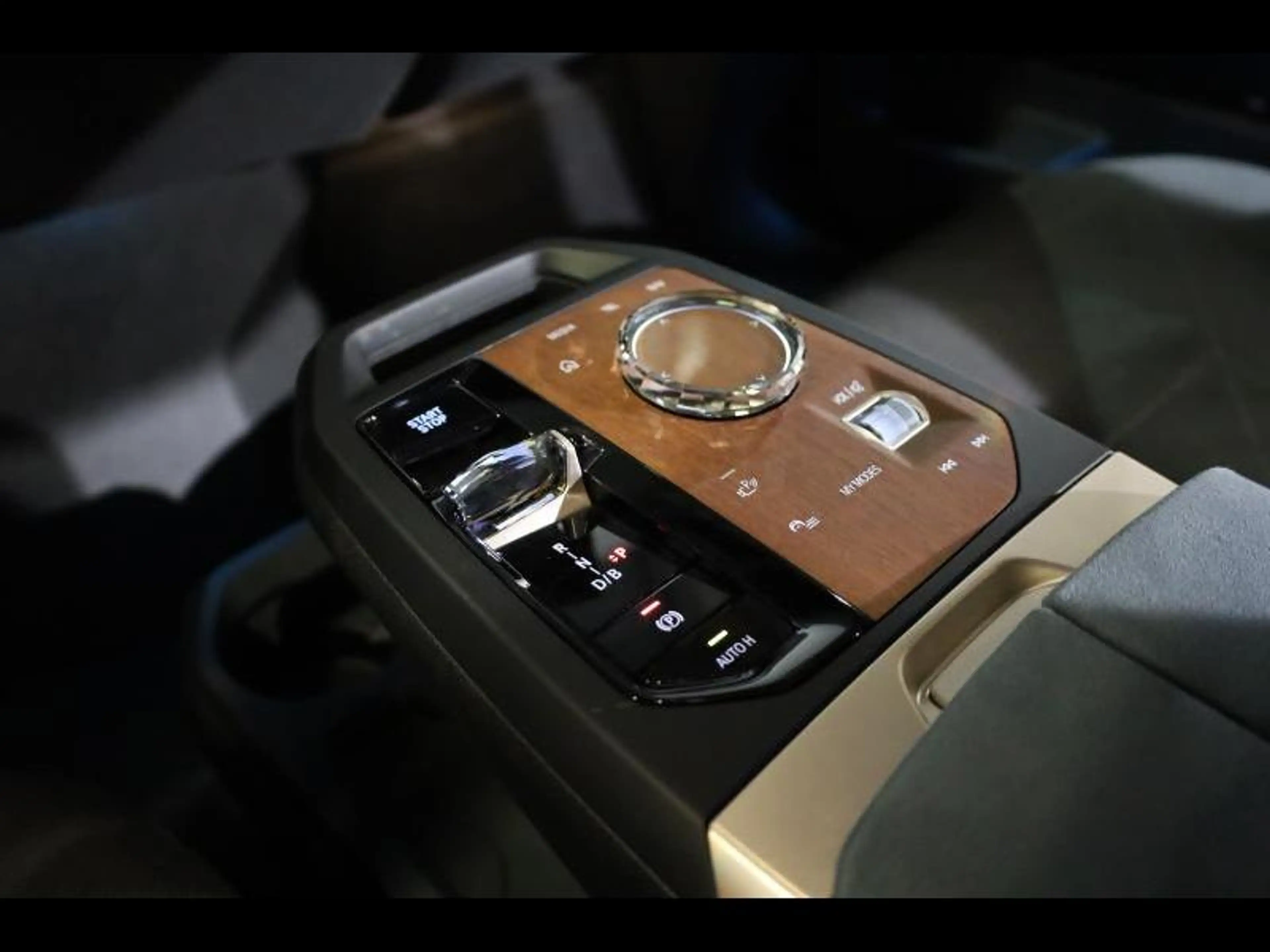 BMW iX xDrive40 Kit Sport — photo 12