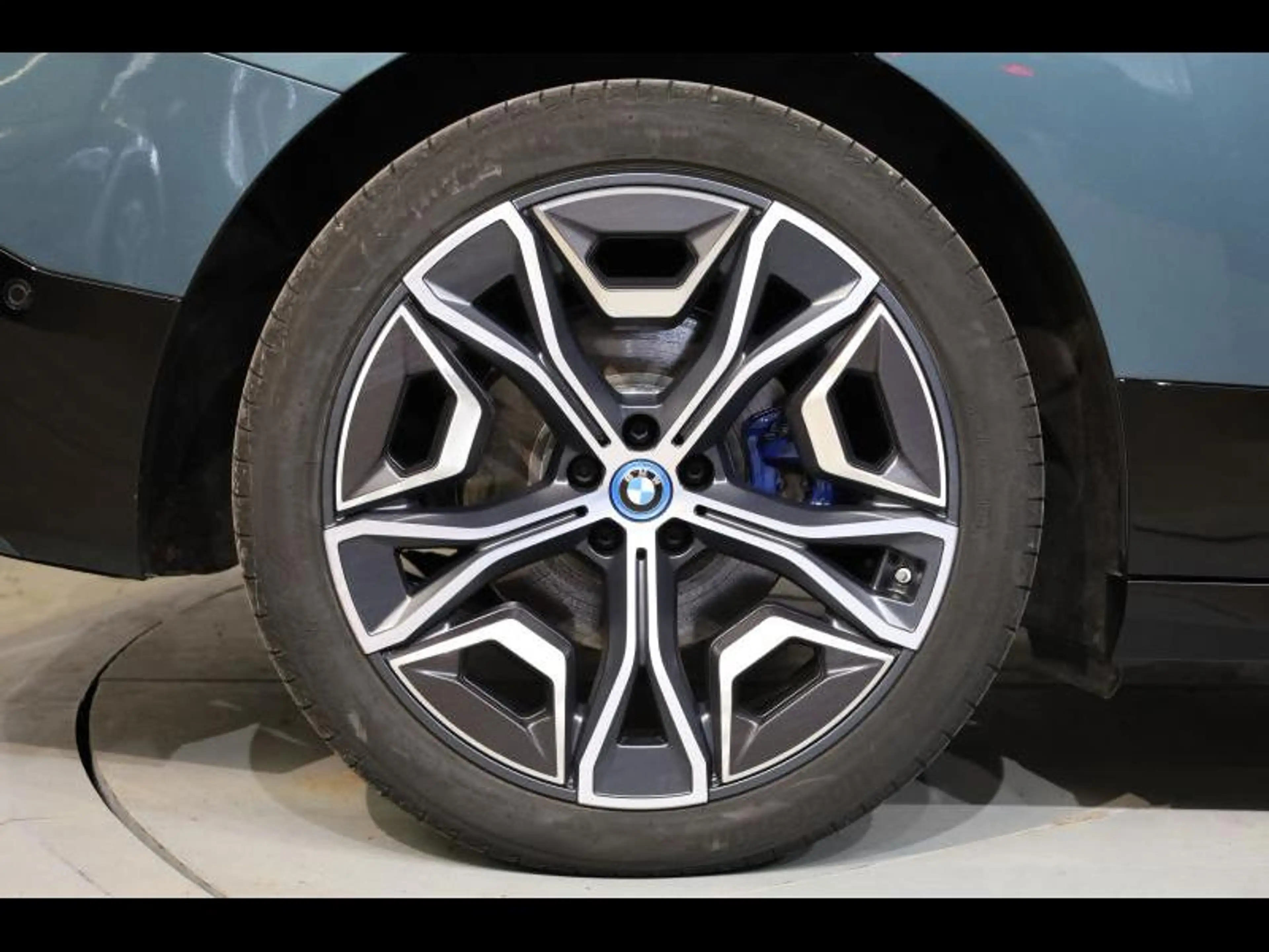 BMW iX xDrive40 Kit Sport — photo 8