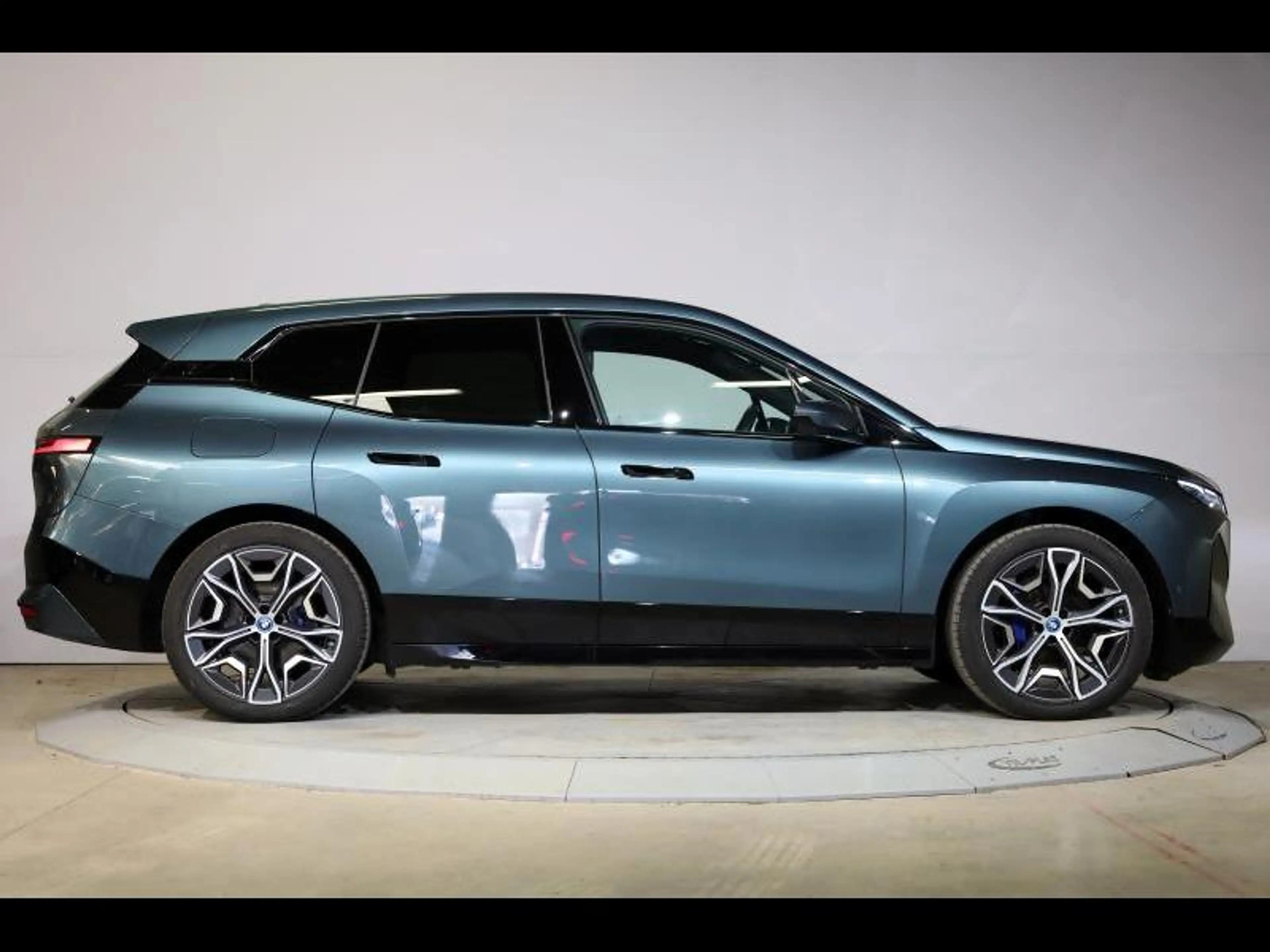 BMW iX xDrive40 Kit Sport — photo 3