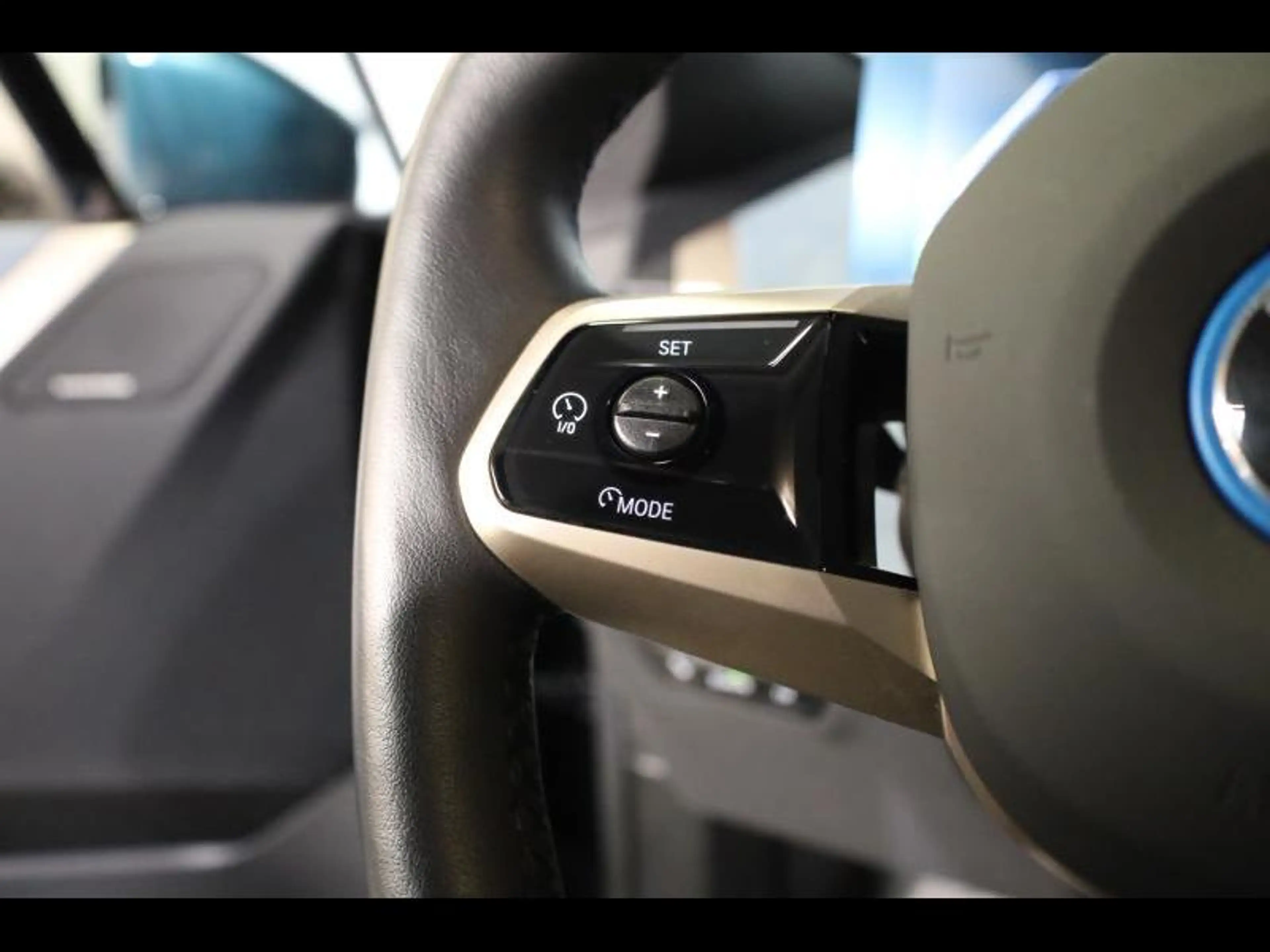BMW iX xDrive40 Kit Sport — photo 13