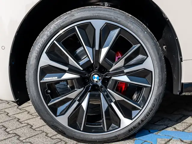 BMW Ix view 4