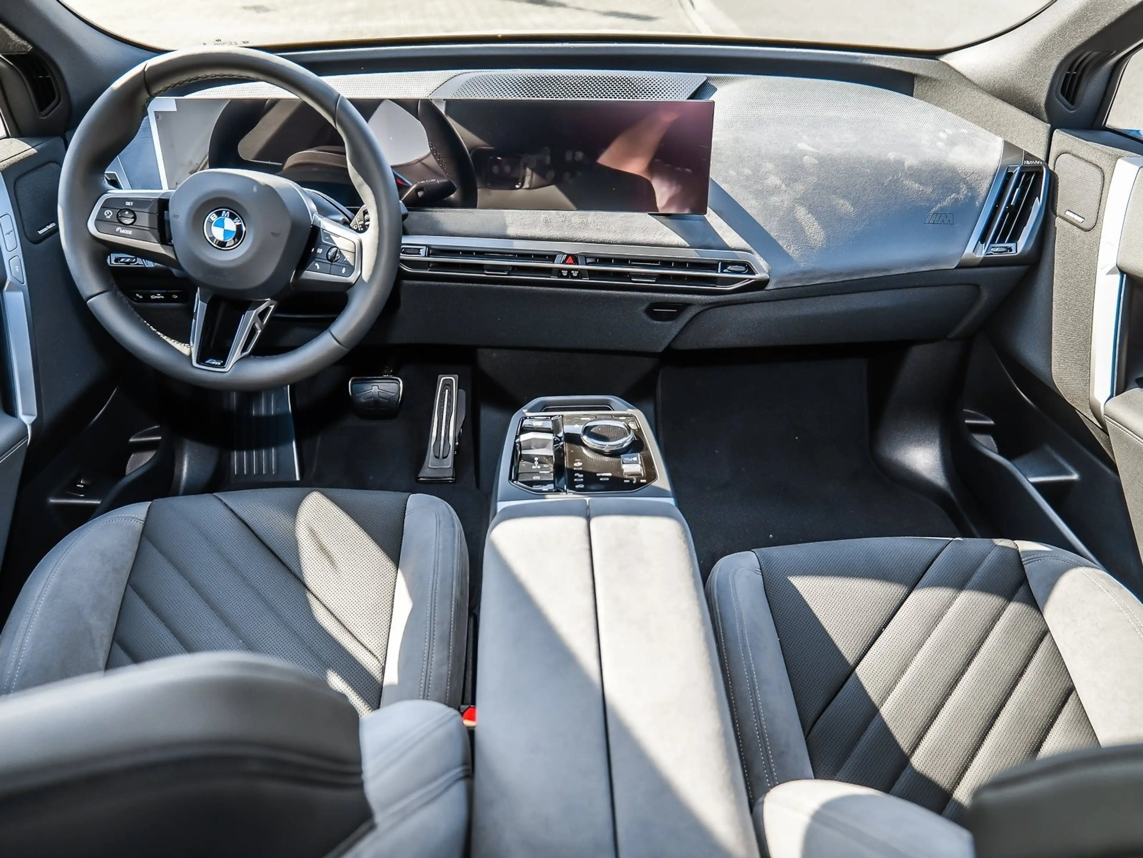 BMW iX xDrive45 23" M Sport Pro Luftfederung 360° HuD — photo 9