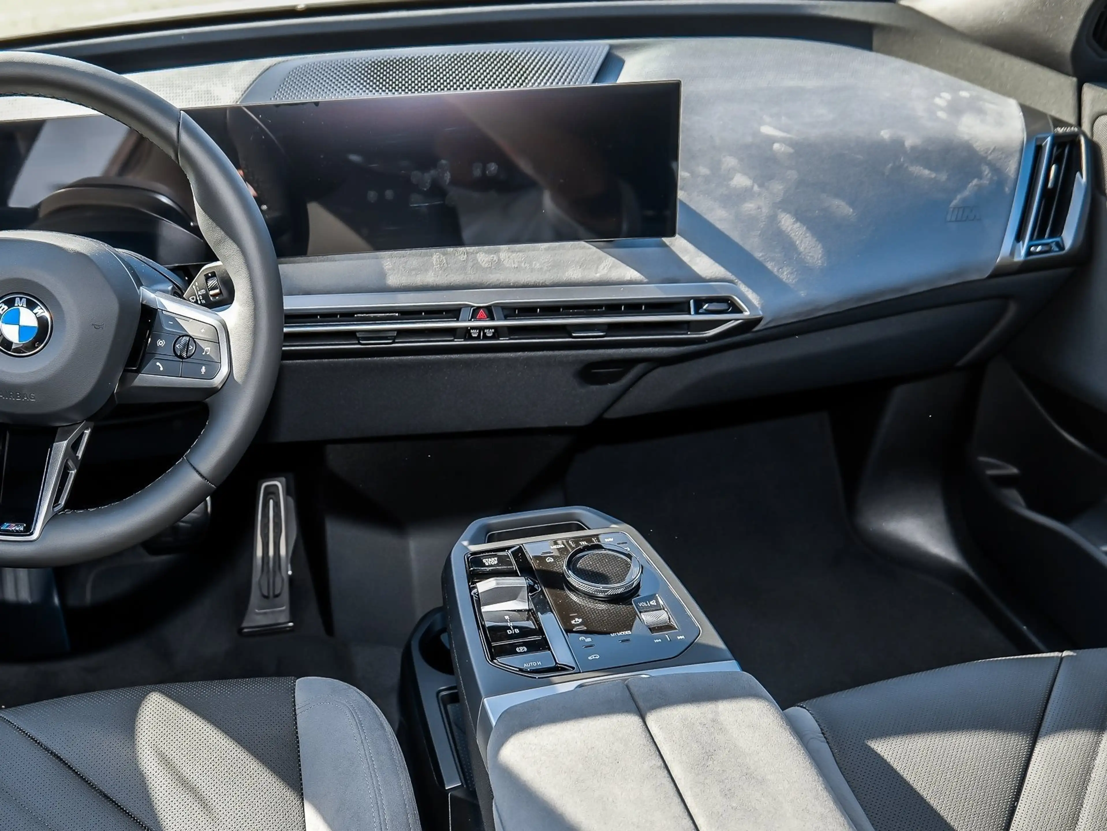 BMW iX xDrive45 23" M Sport Pro Luftfederung 360° HuD — photo 10
