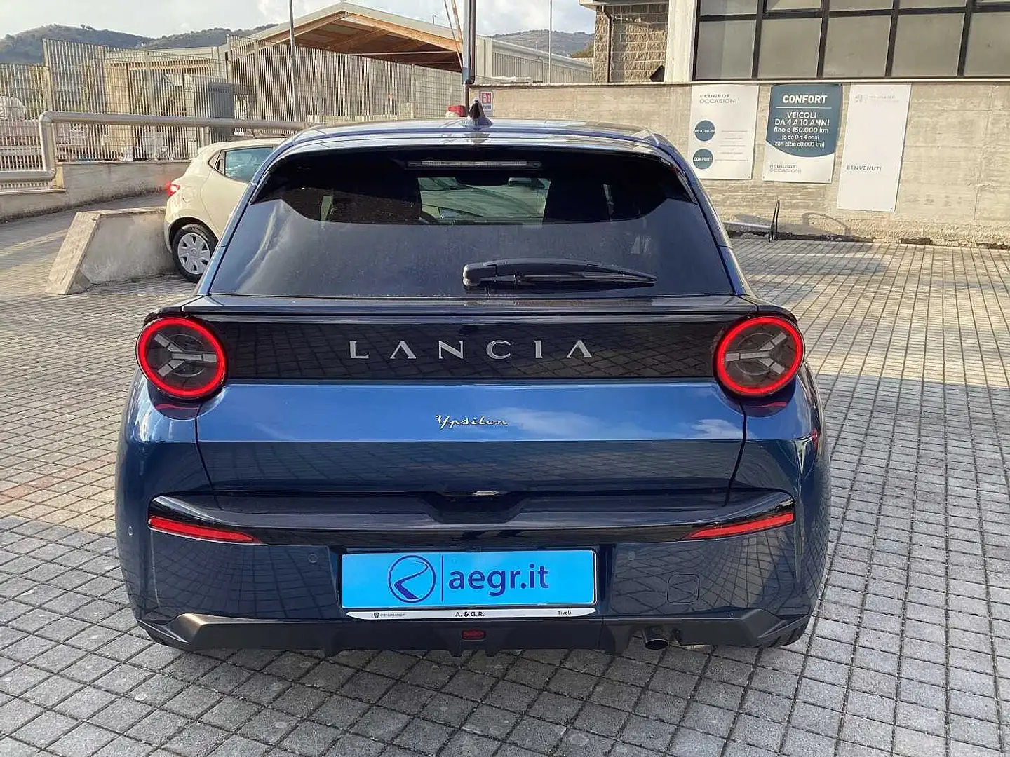 Lancia Ypsilon 4ª serie Hybrid e-DCT Edizione Cassina Blau - 2