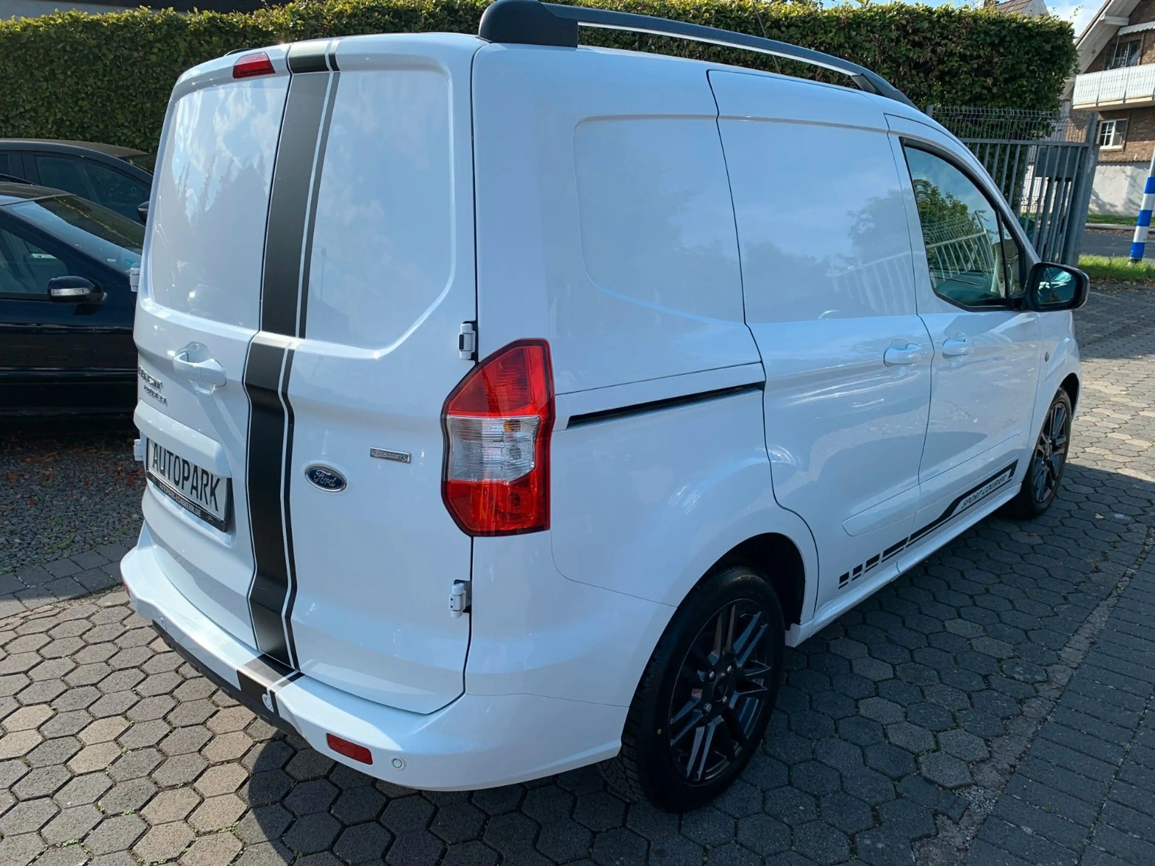 Ford Transit Courier Sport*Navi*BT*PDC*HU 03-28* — photo 8