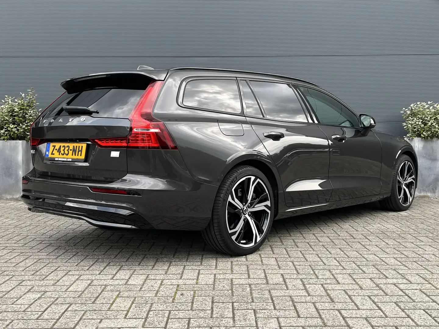 Volvo V60 2.0 T6 Plug-in Plus Dark | Achteruitrijcamera | Cr Grijs - 2