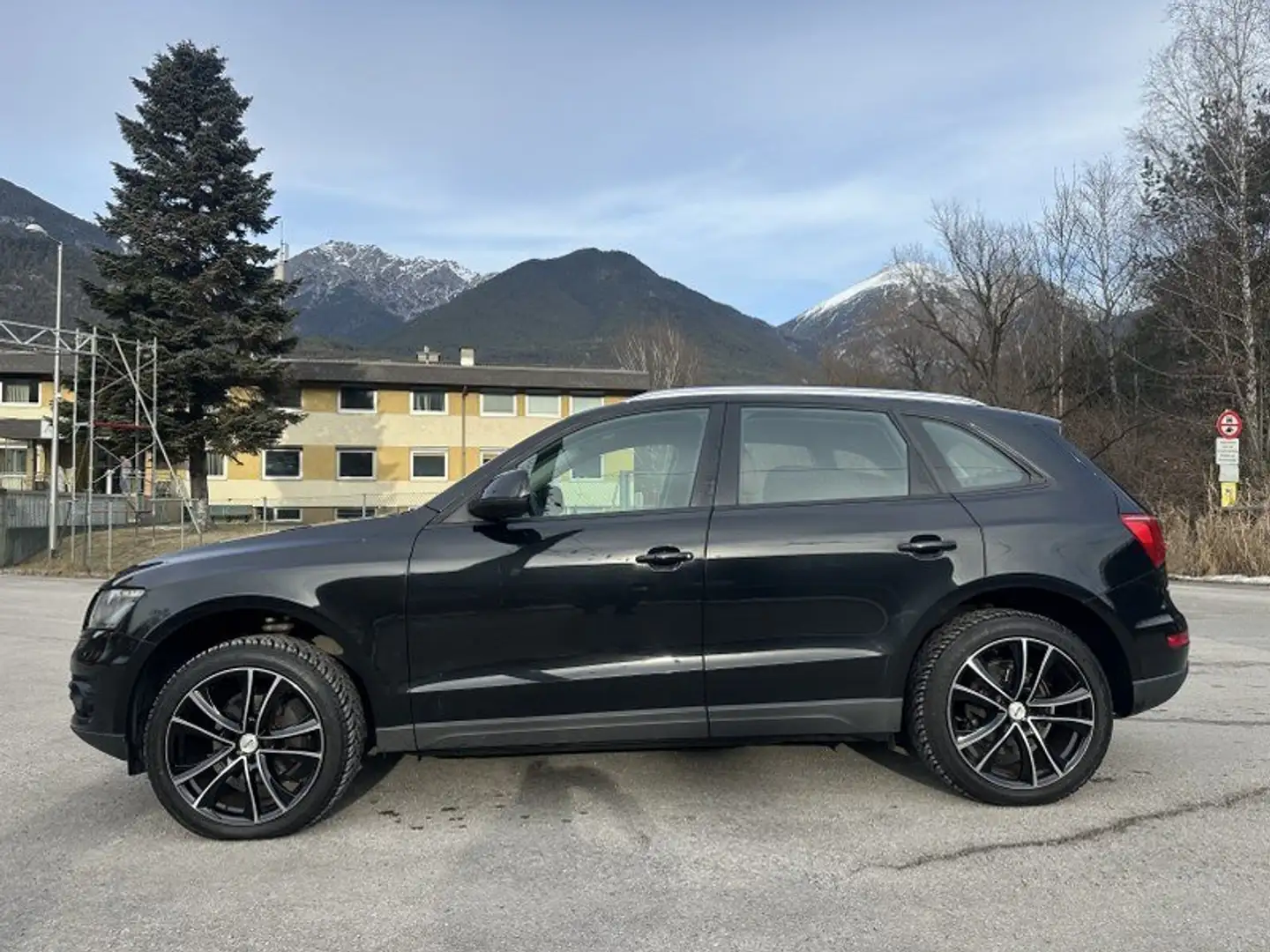 Audi Q5 2.0 TFSI quattro Sline Schwarz - 2